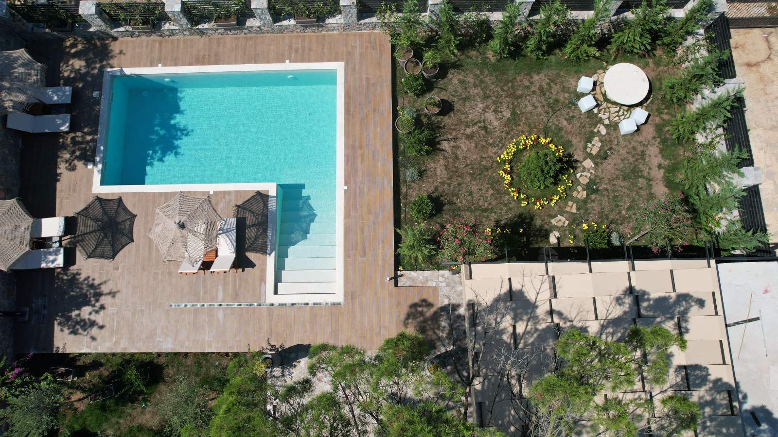 amforaproperty.com/Izdavanje,Kotor,Zagora-Ekskluzivna Vila sa Bazenom, Krovnom Terasom, Đakuzijem i Letnjom Kuhinjom (NA PERIOD OD 01.10-01.06.2025)