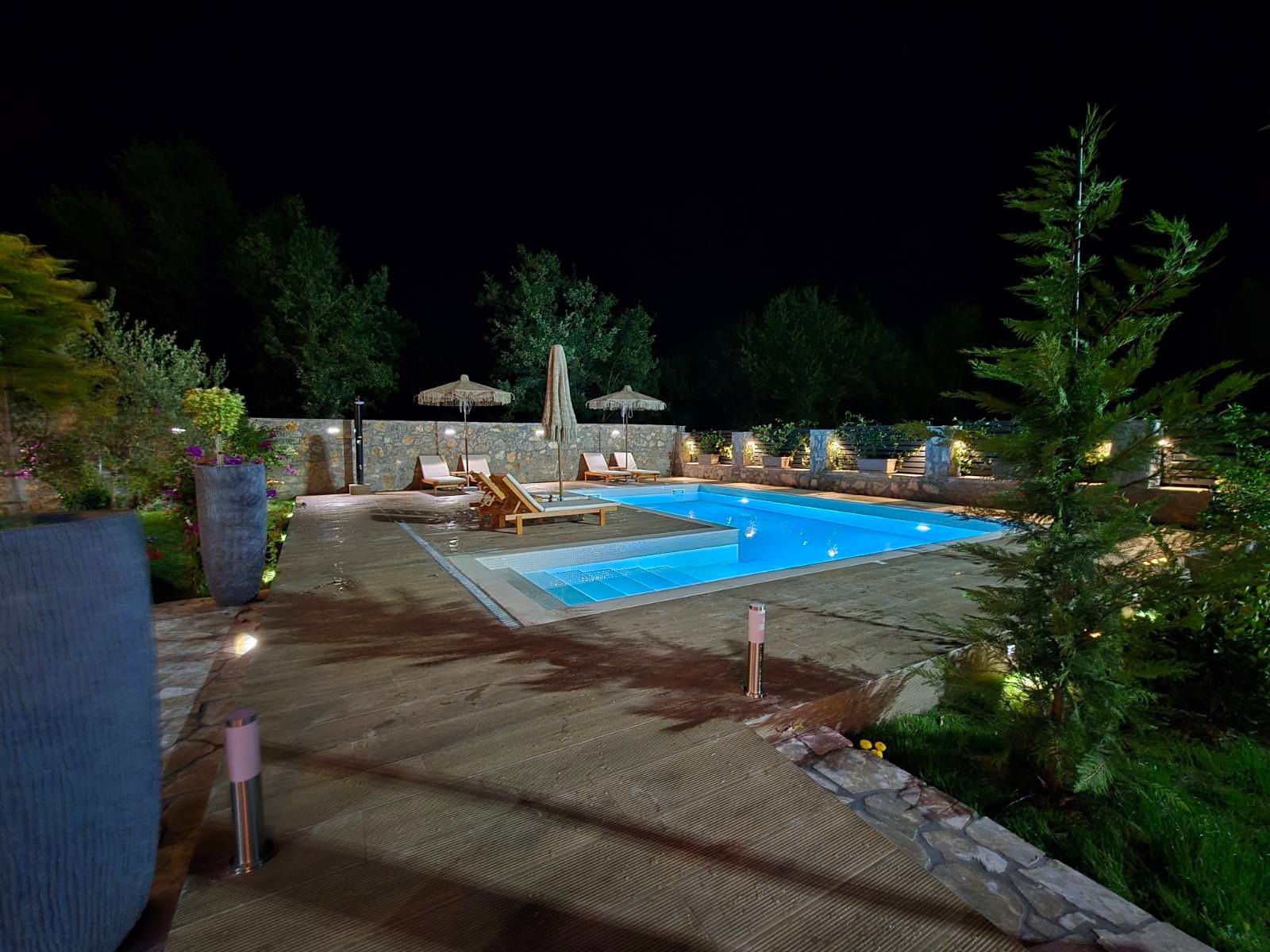 amforaproperty.com/Izdavanje,Kotor,Zagora-Ekskluzivna Vila sa Bazenom, Krovnom Terasom, Đakuzijem i Letnjom Kuhinjom (NA PERIOD OD 01.10-01.06.2025)