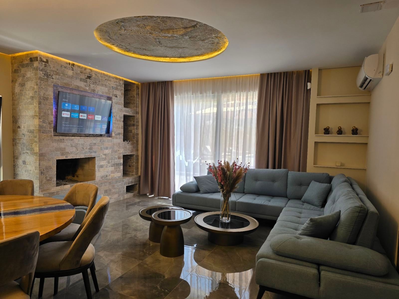 amforaproperty.com/Izdavanje,Kotor,Zagora-Ekskluzivna Vila sa Bazenom, Krovnom Terasom, Đakuzijem i Letnjom Kuhinjom (NA PERIOD OD 01.10-01.06.2025)