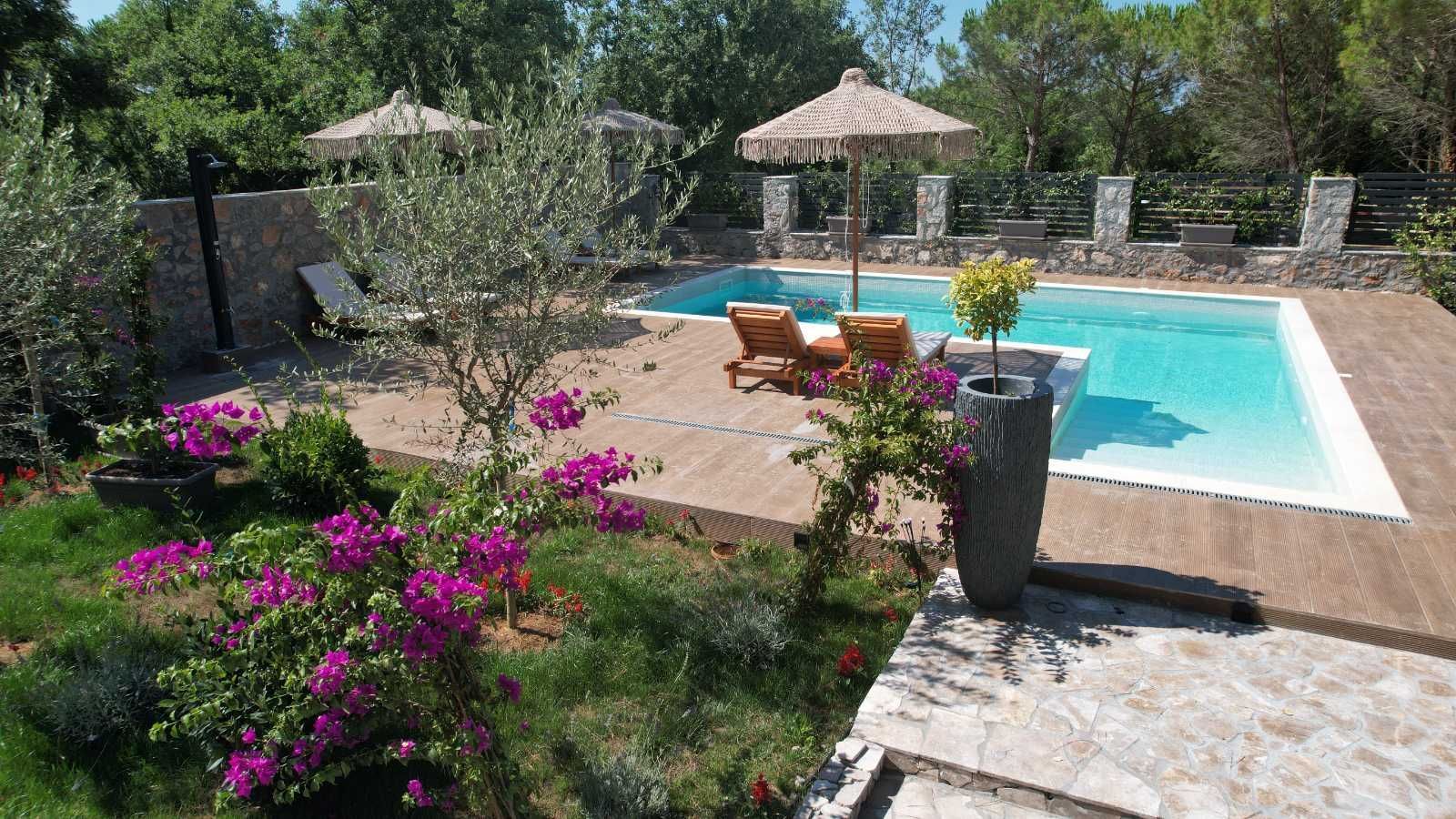 amforaproperty.com/Izdavanje,Kotor,Zagora-Ekskluzivna Vila sa Bazenom, Krovnom Terasom, Đakuzijem i Letnjom Kuhinjom (NA PERIOD OD 01.10-01.06.2025)