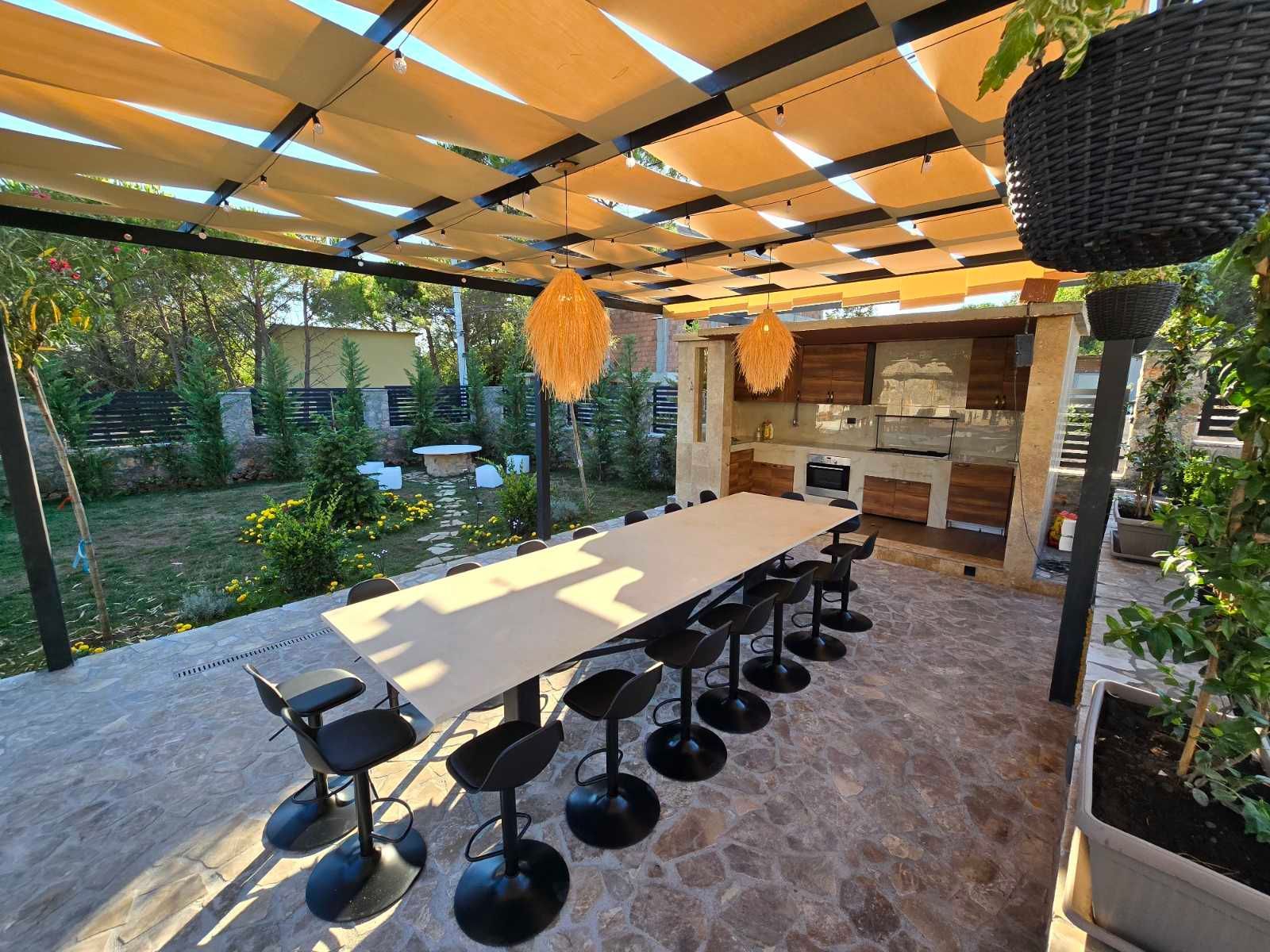 amforaproperty.com/Izdavanje,Kotor,Zagora-Ekskluzivna Vila sa Bazenom, Krovnom Terasom, Đakuzijem i Letnjom Kuhinjom (NA PERIOD OD 01.10-01.06.2025)