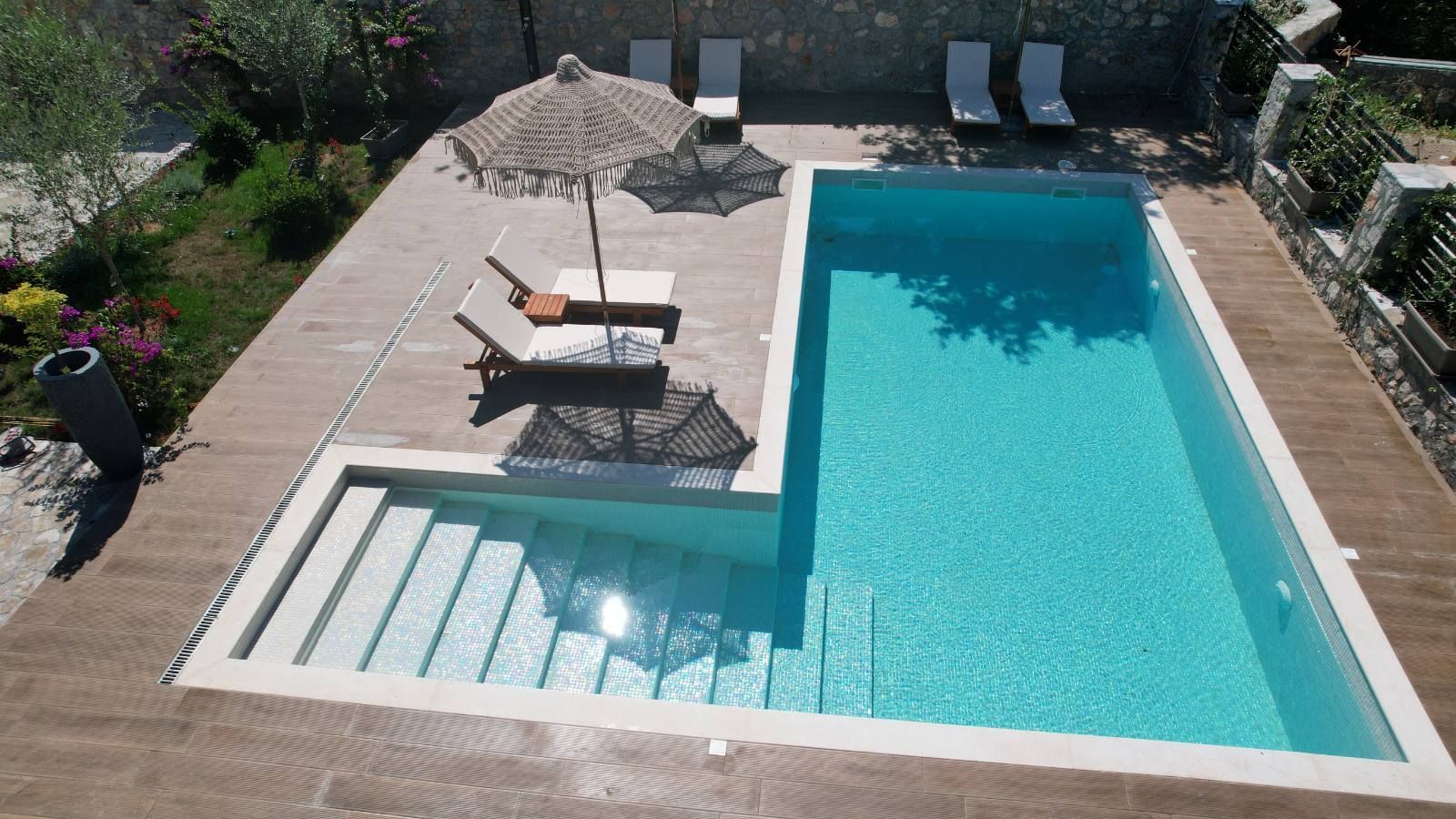 amforaproperty.com/Izdavanje,Kotor,Zagora-Ekskluzivna Vila sa Bazenom, Krovnom Terasom, Đakuzijem i Letnjom Kuhinjom (NA PERIOD OD 01.10-01.06.2025)