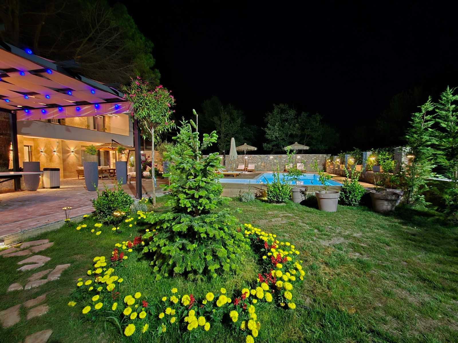 amforaproperty.com/Izdavanje,Kotor,Zagora-Ekskluzivna Vila sa Bazenom, Krovnom Terasom, Đakuzijem i Letnjom Kuhinjom (NA PERIOD OD 01.10-01.06.2025)
