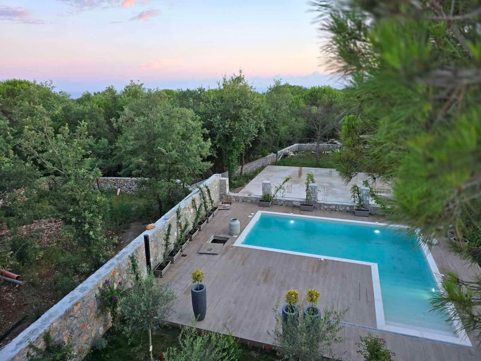 amforaproperty.com/Izdavanje,Kotor,Zagora-Ekskluzivna Vila sa Bazenom, Krovnom Terasom, Đakuzijem i Letnjom Kuhinjom (NA PERIOD OD 01.10-01.06.2025)