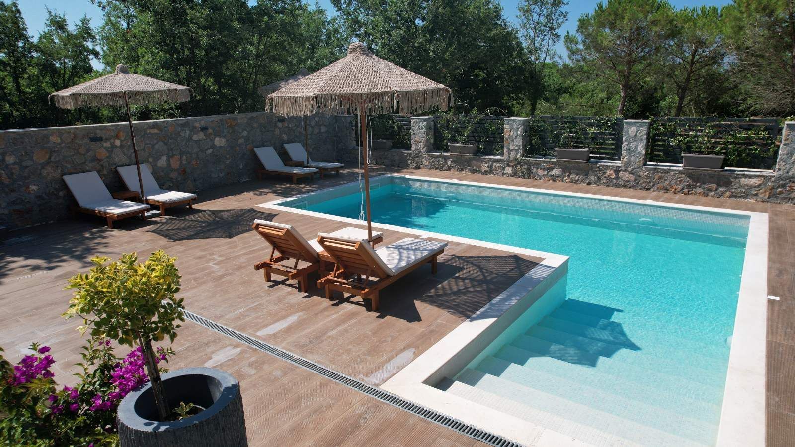 amforaproperty.com/Izdavanje,Kotor,Zagora-Ekskluzivna Vila sa Bazenom, Krovnom Terasom, Đakuzijem i Letnjom Kuhinjom (NA PERIOD OD 01.10-01.06.2025)