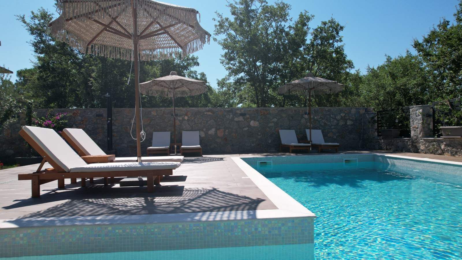 amforaproperty.com/Izdavanje,Kotor,Zagora-Ekskluzivna Vila sa Bazenom, Krovnom Terasom, Đakuzijem i Letnjom Kuhinjom (NA PERIOD OD 01.10-01.06.2025)