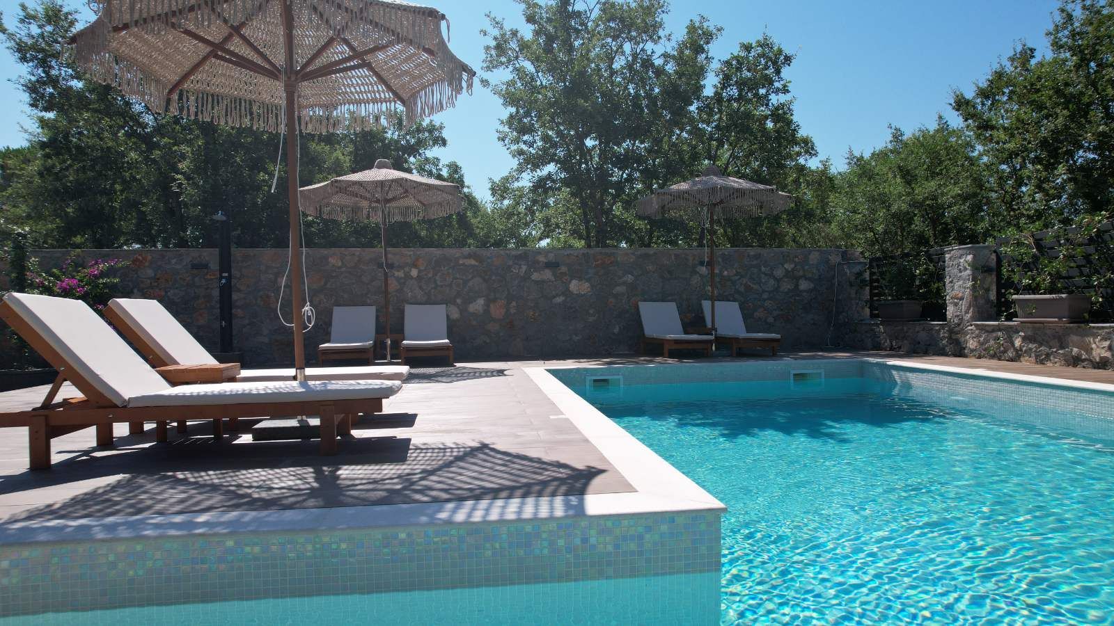 amforaproperty.com/Izdavanje,Kotor,Zagora-Ekskluzivna Vila sa Bazenom, Krovnom Terasom, Đakuzijem i Letnjom Kuhinjom (NA PERIOD OD 01.10-01.06.2025)