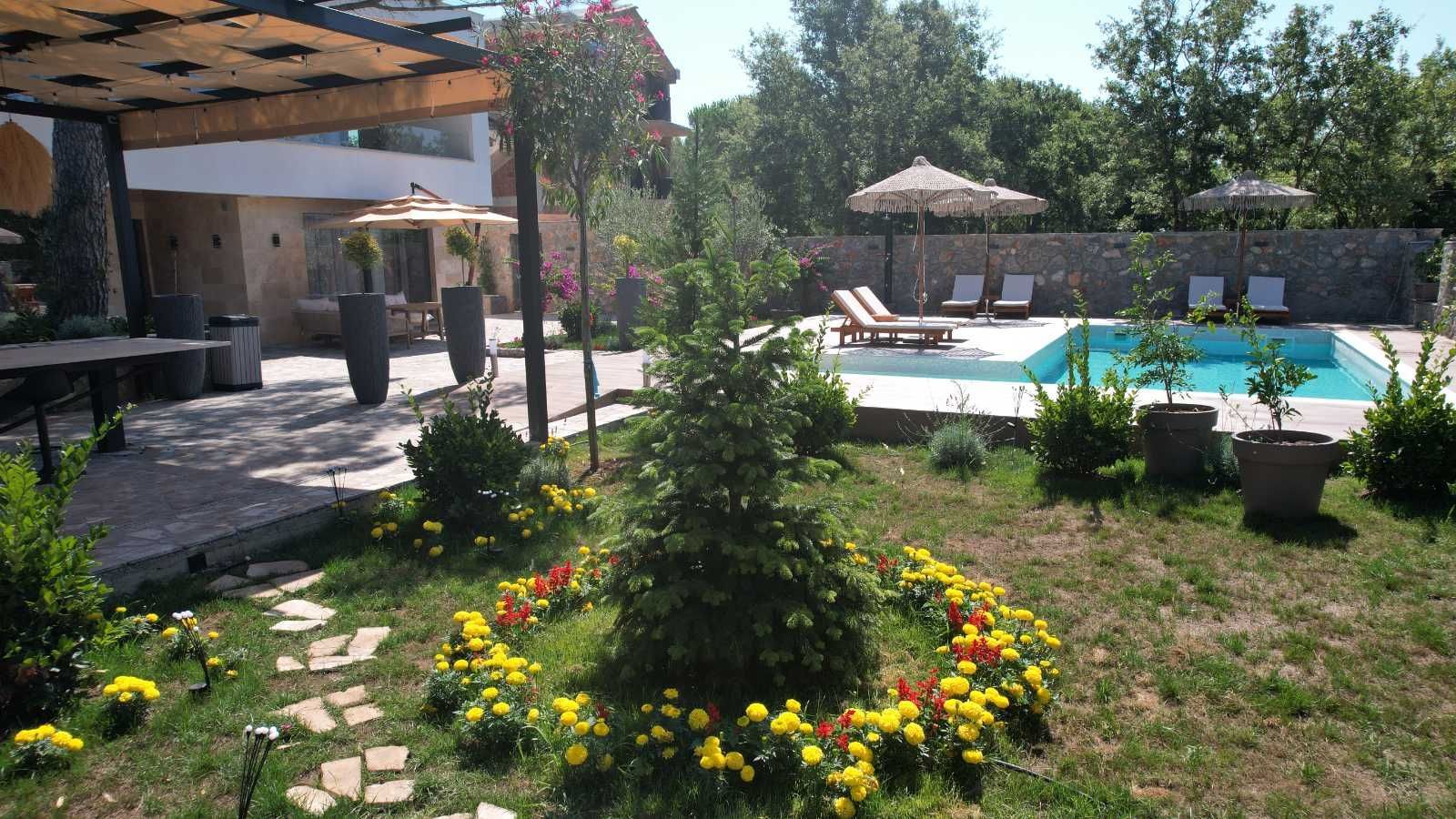 amforaproperty.com/Izdavanje,Kotor,Zagora-Ekskluzivna Vila sa Bazenom, Krovnom Terasom, Đakuzijem i Letnjom Kuhinjom (NA PERIOD OD 01.10-01.06.2025)