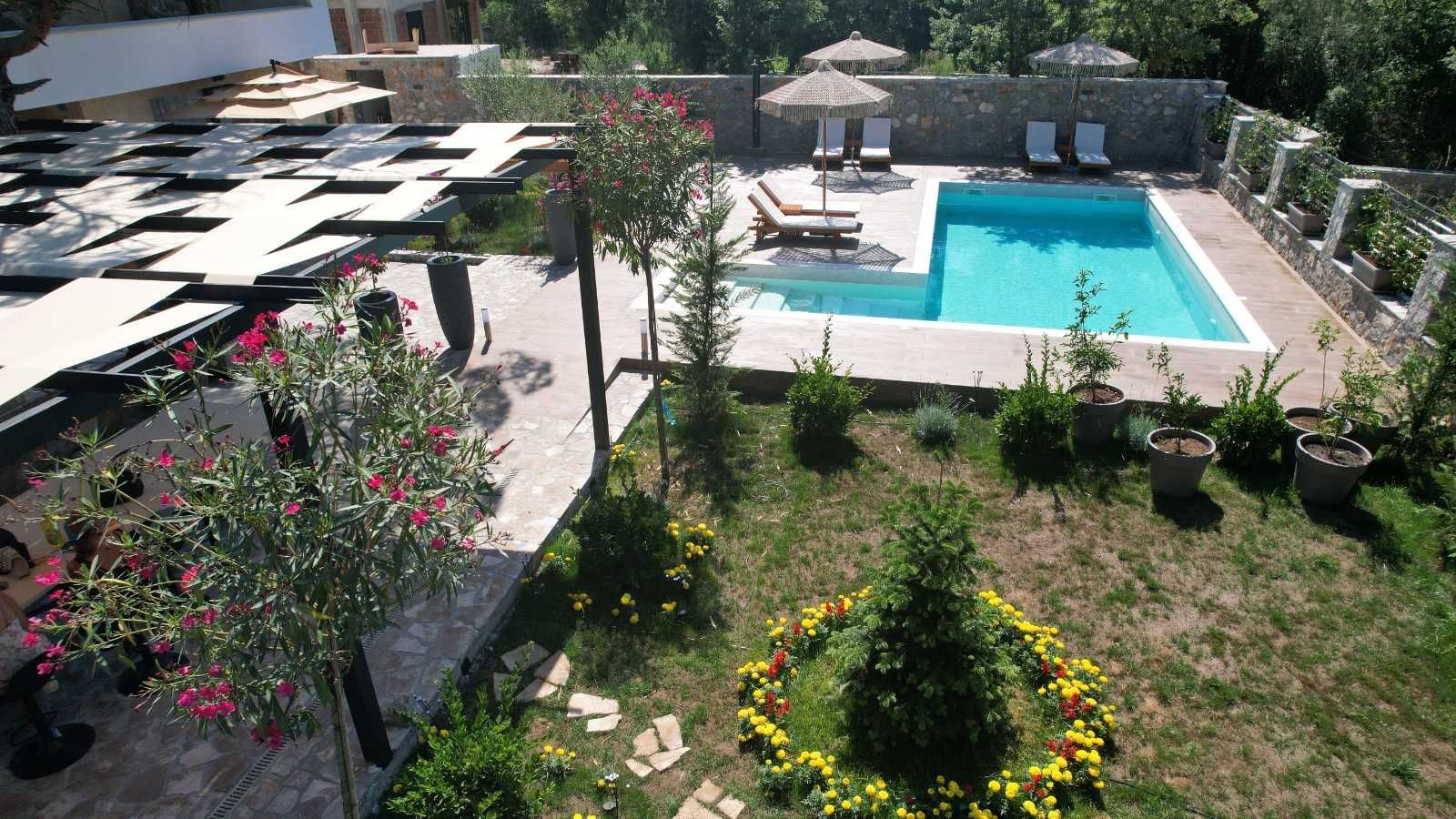 amforaproperty.com/Izdavanje,Kotor,Zagora-Ekskluzivna Vila sa Bazenom, Krovnom Terasom, Đakuzijem i Letnjom Kuhinjom (NA PERIOD OD 01.10-01.06.2025)