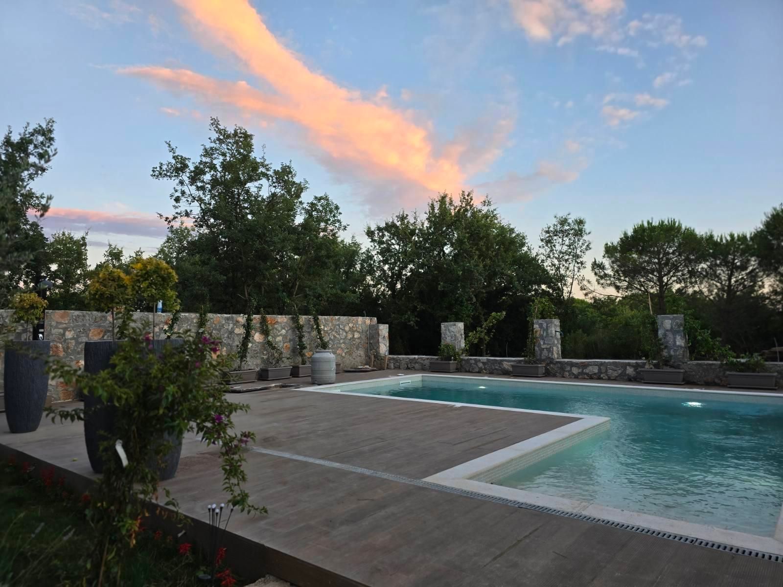 amforaproperty.com/Izdavanje,Kotor,Zagora-Ekskluzivna Vila sa Bazenom, Krovnom Terasom, Đakuzijem i Letnjom Kuhinjom (NA PERIOD OD 01.10-01.06.2025)