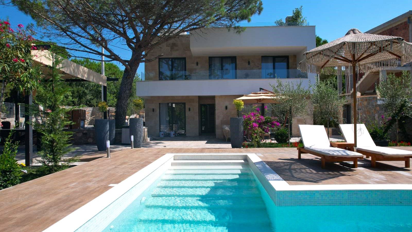 amforaproperty.com/Izdavanje,Kotor,Zagora-Ekskluzivna Vila sa Bazenom, Krovnom Terasom, Đakuzijem i Letnjom Kuhinjom (NA PERIOD OD 01.10-01.06.2025)