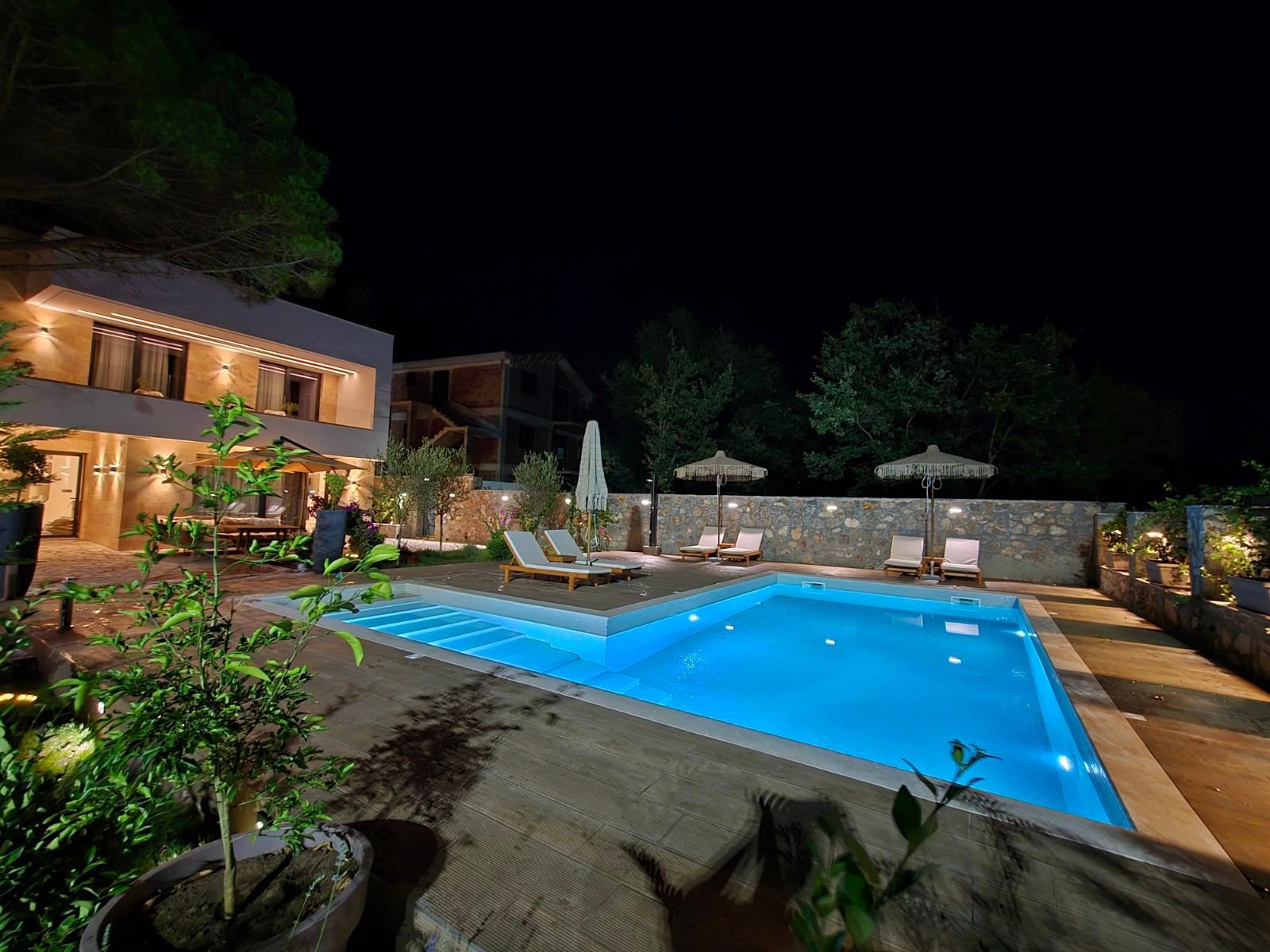 amforaproperty.com/Izdavanje,Kotor,Zagora-Ekskluzivna Vila sa Bazenom, Krovnom Terasom, Đakuzijem i Letnjom Kuhinjom (NA PERIOD OD 01.10-01.06.2025)