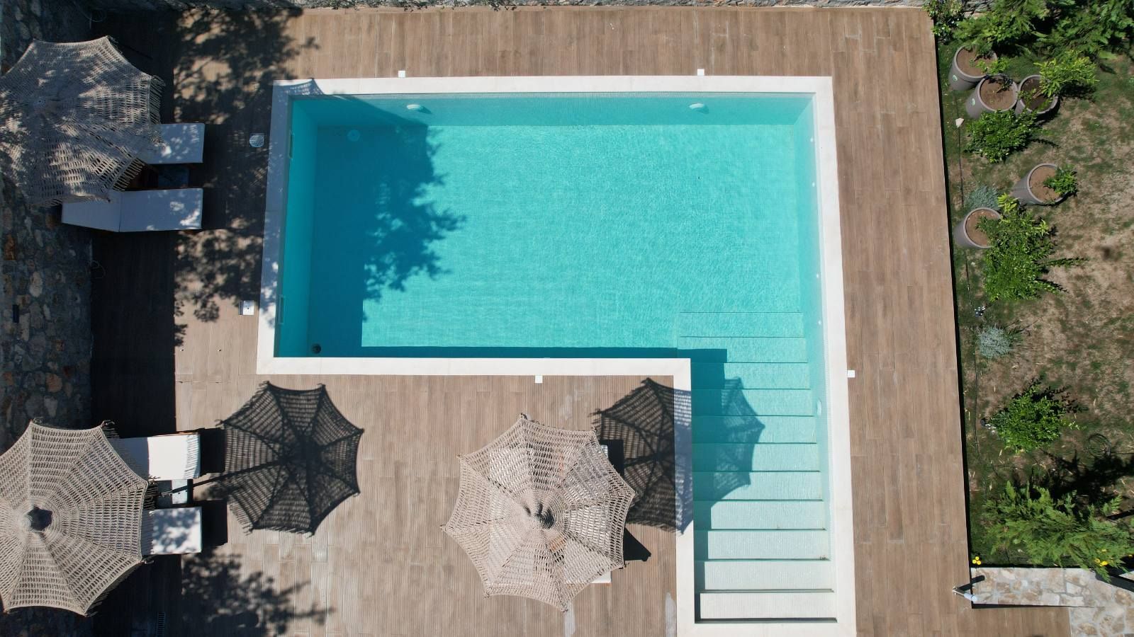 amforaproperty.com/Izdavanje,Kotor,Zagora-Ekskluzivna Vila sa Bazenom, Krovnom Terasom, Đakuzijem i Letnjom Kuhinjom (NA PERIOD OD 01.10-01.06.2025)
