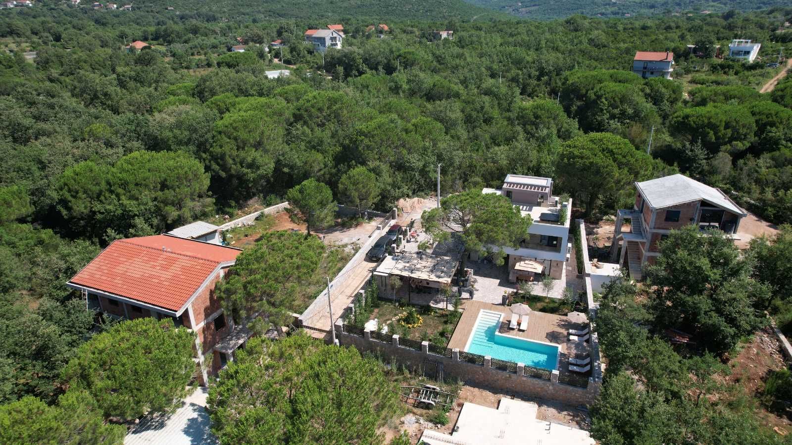 amforaproperty.com/Izdavanje,Kotor,Zagora-Ekskluzivna Vila sa Bazenom, Krovnom Terasom, Đakuzijem i Letnjom Kuhinjom (NA PERIOD OD 01.10-01.06.2025)