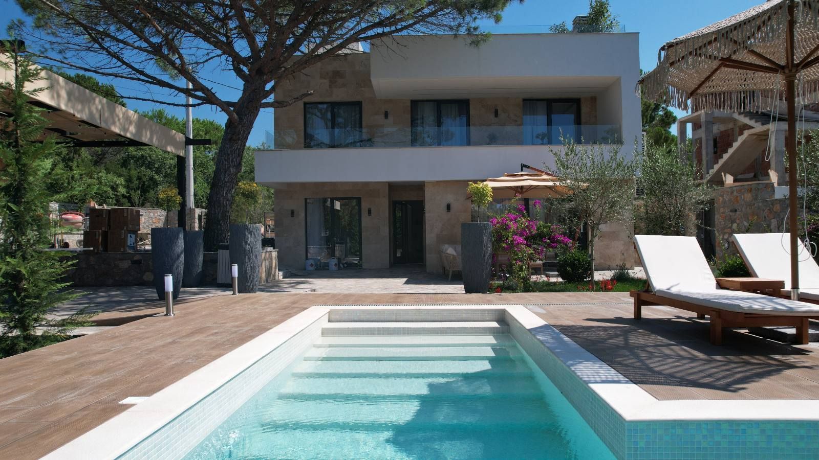 amforaproperty.com/Izdavanje,Kotor,Zagora-Ekskluzivna Vila sa Bazenom, Krovnom Terasom, Đakuzijem i Letnjom Kuhinjom (NA PERIOD OD 01.10-01.06.2025)