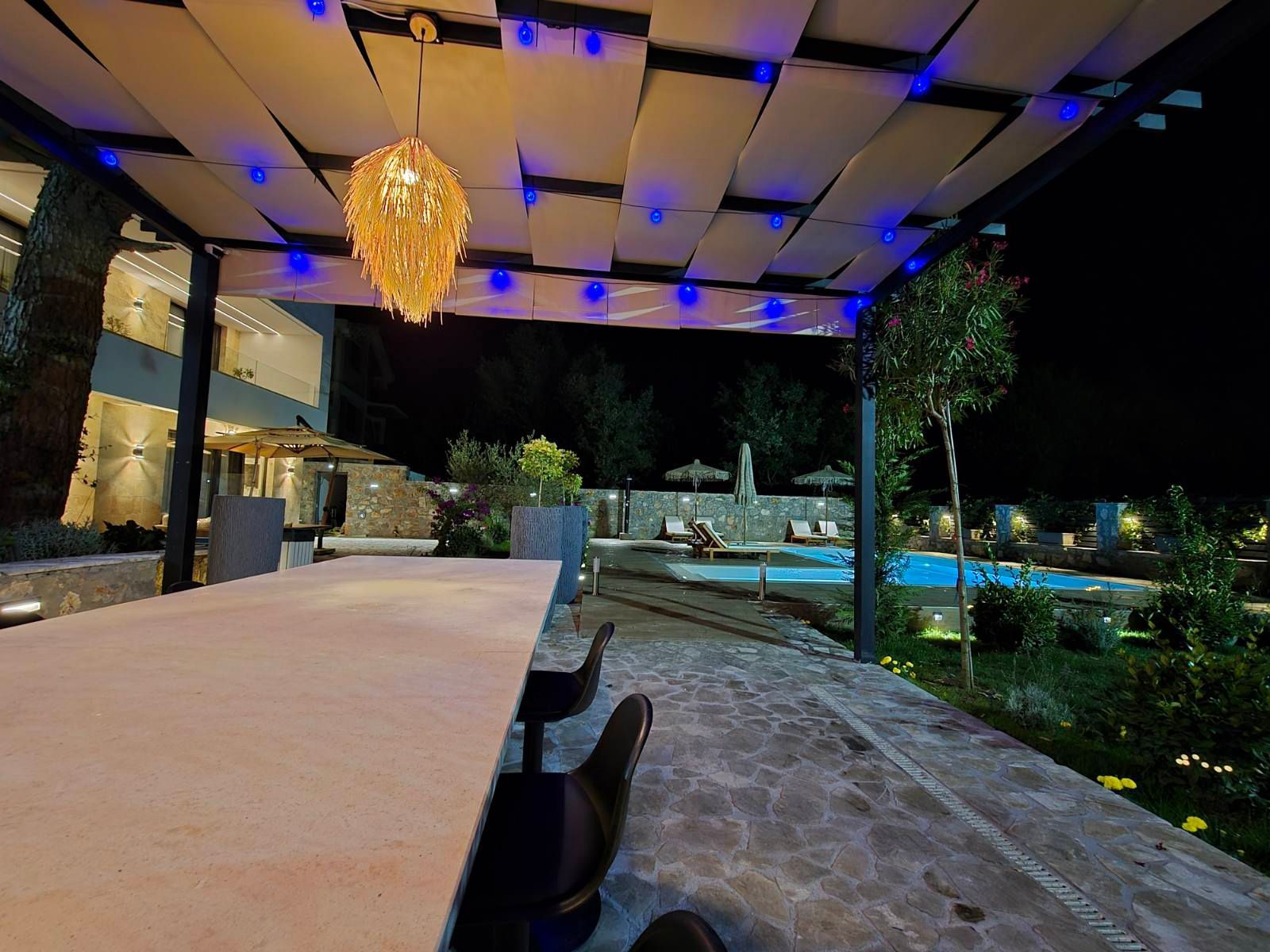 amforaproperty.com/Izdavanje,Kotor,Zagora-Ekskluzivna Vila sa Bazenom, Krovnom Terasom, Đakuzijem i Letnjom Kuhinjom (NA PERIOD OD 01.10-01.06.2025)