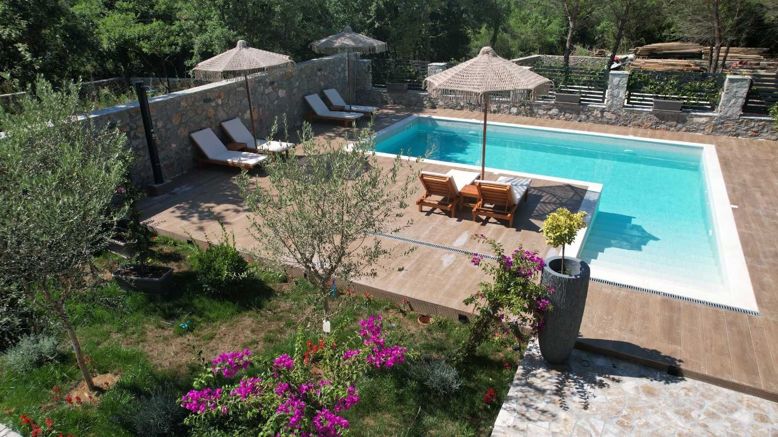 amforaproperty.com/Izdavanje,Kotor,Zagora-Ekskluzivna Vila sa Bazenom, Krovnom Terasom, Đakuzijem i Letnjom Kuhinjom (NA PERIOD OD 01.10-01.06.2025)