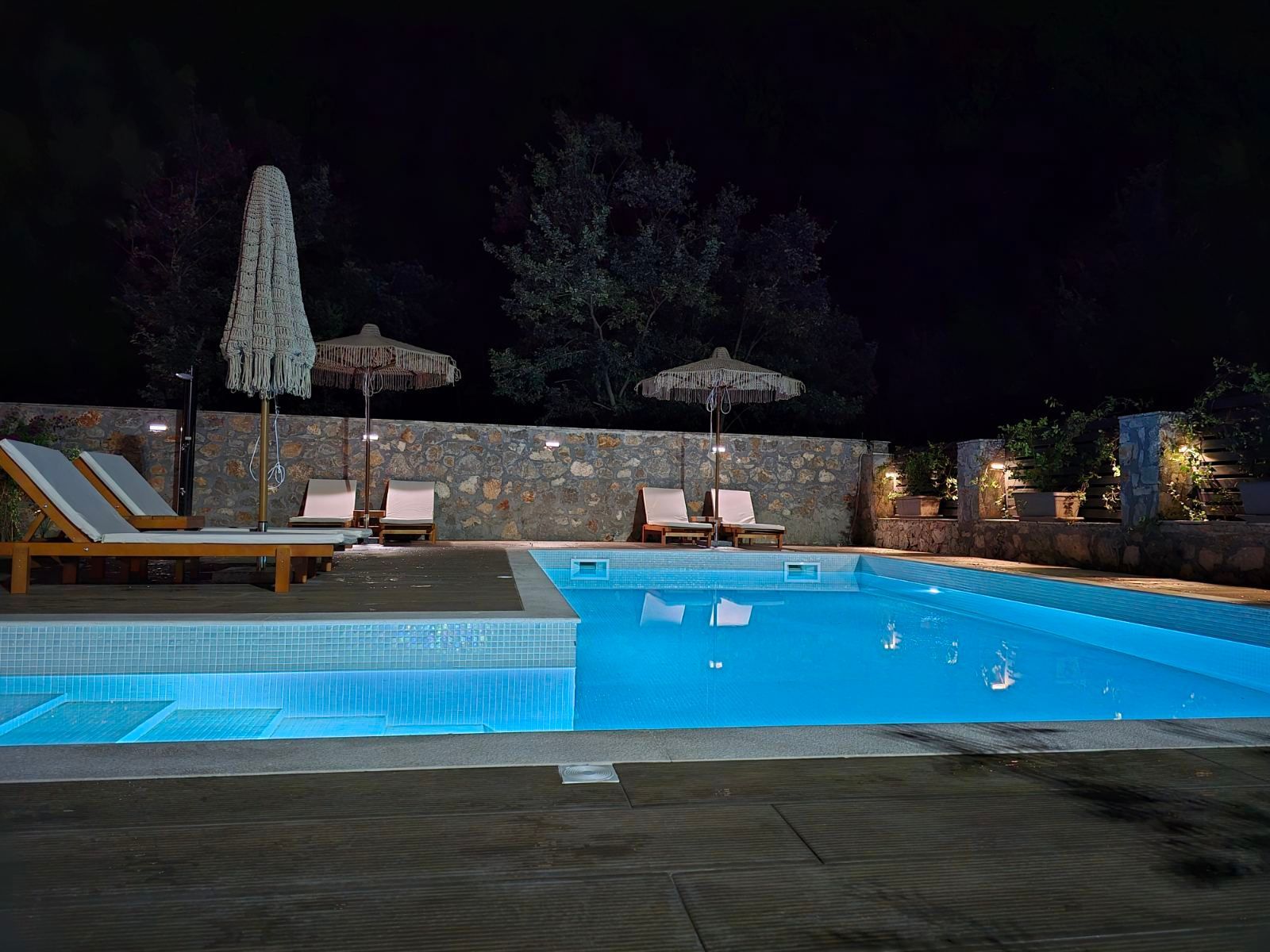 amforaproperty.com/Izdavanje,Kotor,Zagora-Ekskluzivna Vila sa Bazenom, Krovnom Terasom, Đakuzijem i Letnjom Kuhinjom (NA PERIOD OD 01.10-01.06.2025)