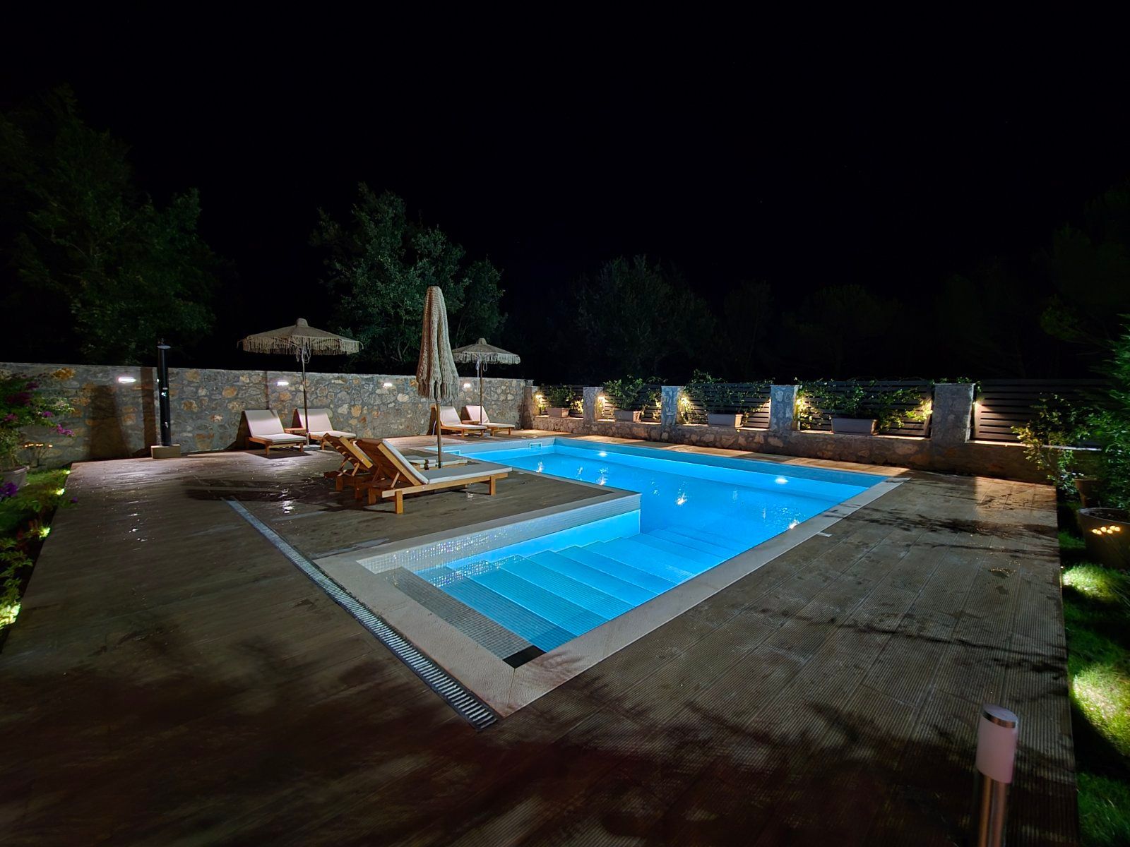 amforaproperty.com/Izdavanje,Kotor,Zagora-Ekskluzivna Vila sa Bazenom, Krovnom Terasom, Đakuzijem i Letnjom Kuhinjom (NA PERIOD OD 01.10-01.06.2025)
