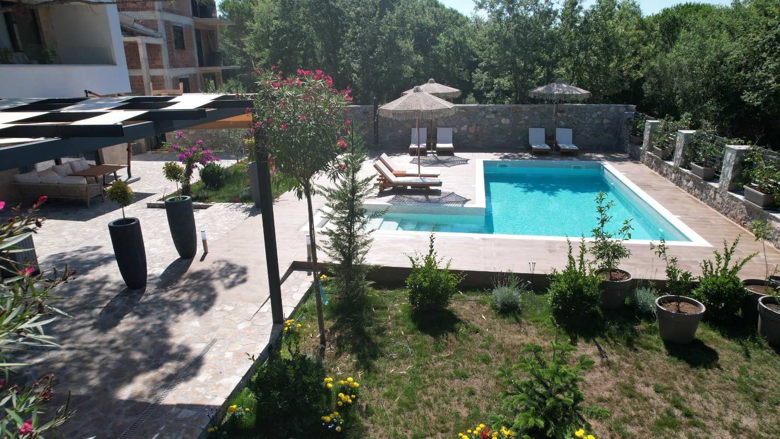 amforaproperty.com/Izdavanje,Kotor,Zagora-Ekskluzivna Vila sa Bazenom, Krovnom Terasom, Đakuzijem i Letnjom Kuhinjom (NA PERIOD OD 01.10-01.06.2025)