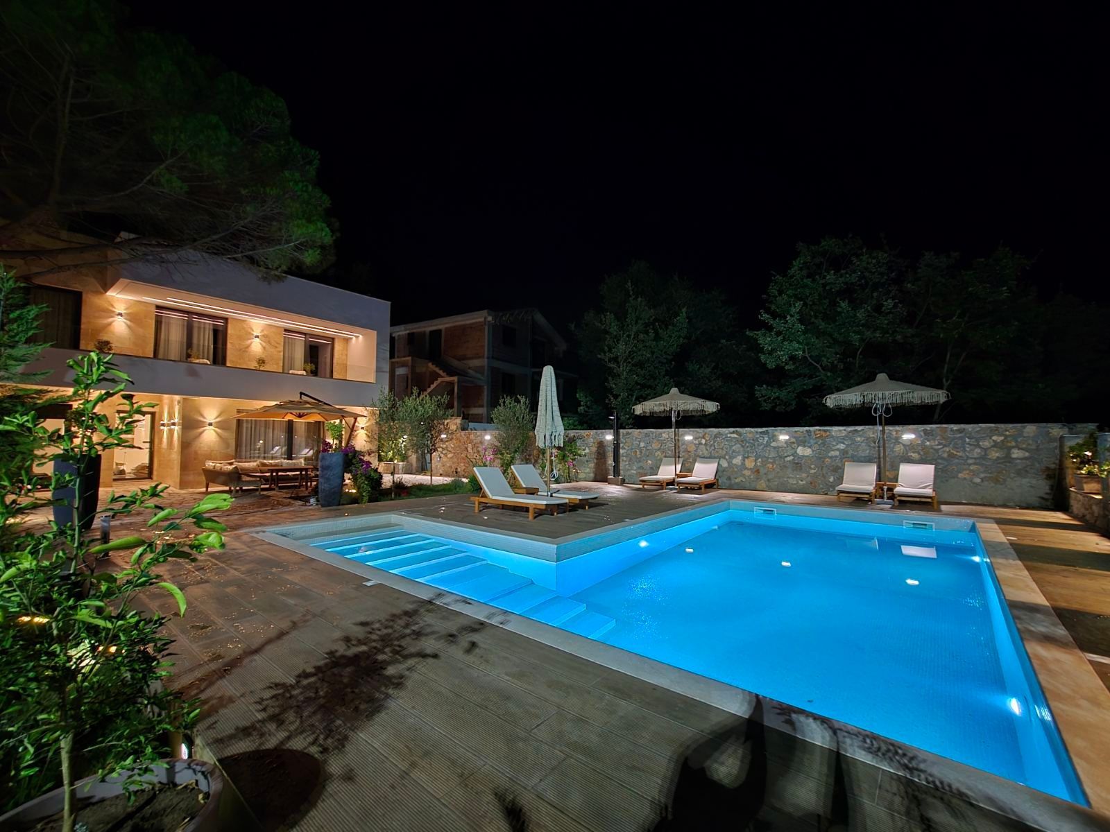 amforaproperty.com/Izdavanje,Kotor,Zagora-Ekskluzivna Vila sa Bazenom, Krovnom Terasom, Đakuzijem i Letnjom Kuhinjom (NA PERIOD OD 01.10-01.06.2025)