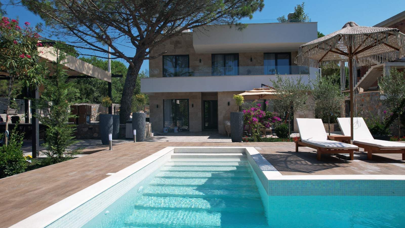 amforaproperty.com/Izdavanje,Kotor,Zagora-Ekskluzivna Vila sa Bazenom, Krovnom Terasom, Đakuzijem i Letnjom Kuhinjom (NA PERIOD OD 01.10-01.06.2025)