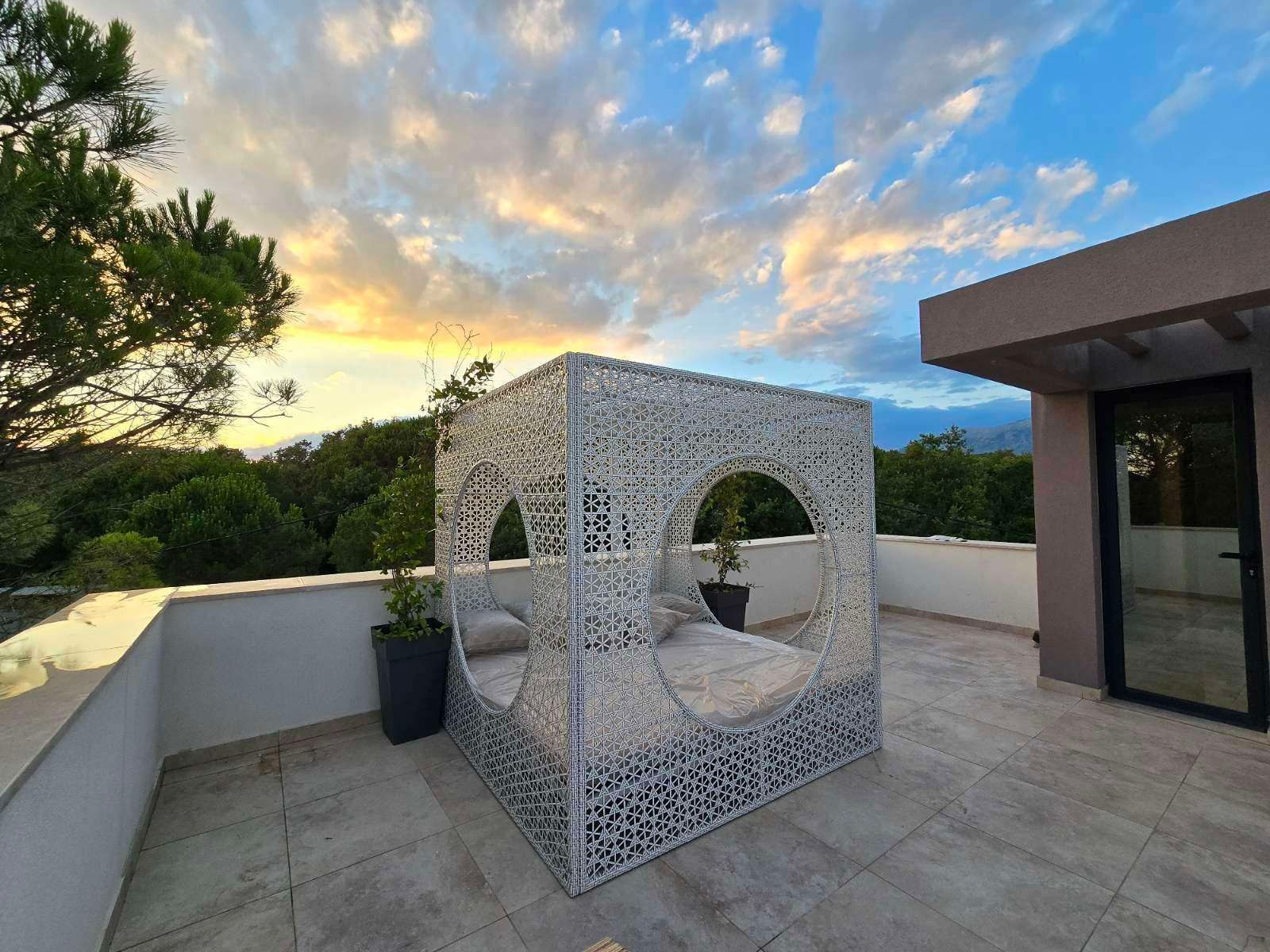 amforaproperty.com/Izdavanje,Kotor,Zagora-Ekskluzivna Vila sa Bazenom, Krovnom Terasom, Đakuzijem i Letnjom Kuhinjom (NA PERIOD OD 01.10-01.06.2025)