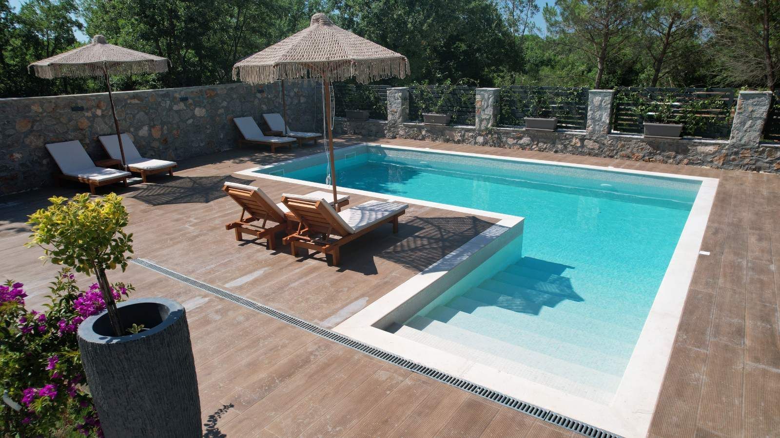 amforaproperty.com/Izdavanje,Kotor,Zagora-Ekskluzivna Vila sa Bazenom, Krovnom Terasom, Đakuzijem i Letnjom Kuhinjom (NA PERIOD OD 01.10-01.06.2025)
