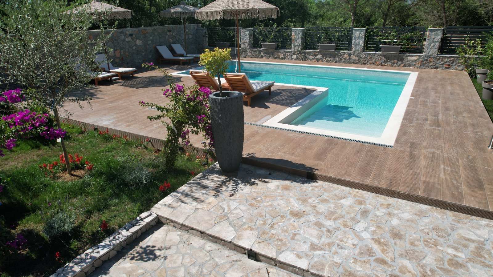 amforaproperty.com/Izdavanje,Kotor,Zagora-Ekskluzivna Vila sa Bazenom, Krovnom Terasom, Đakuzijem i Letnjom Kuhinjom (NA PERIOD OD 01.10-01.06.2025)