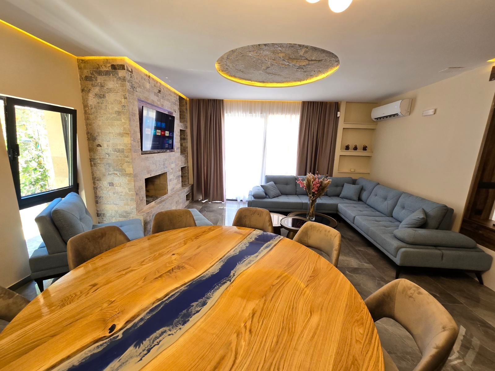 amforaproperty.com/Izdavanje,Kotor,Zagora-Ekskluzivna Vila sa Bazenom, Krovnom Terasom, Đakuzijem i Letnjom Kuhinjom (NA PERIOD OD 01.10-01.06.2025)