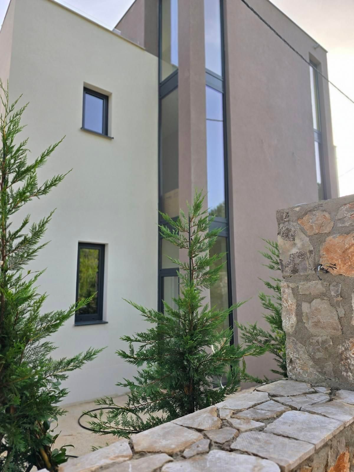 amforaproperty.com/Izdavanje,Kotor,Zagora-Ekskluzivna Vila sa Bazenom, Krovnom Terasom, Đakuzijem i Letnjom Kuhinjom (NA PERIOD OD 01.10-01.06.2025)