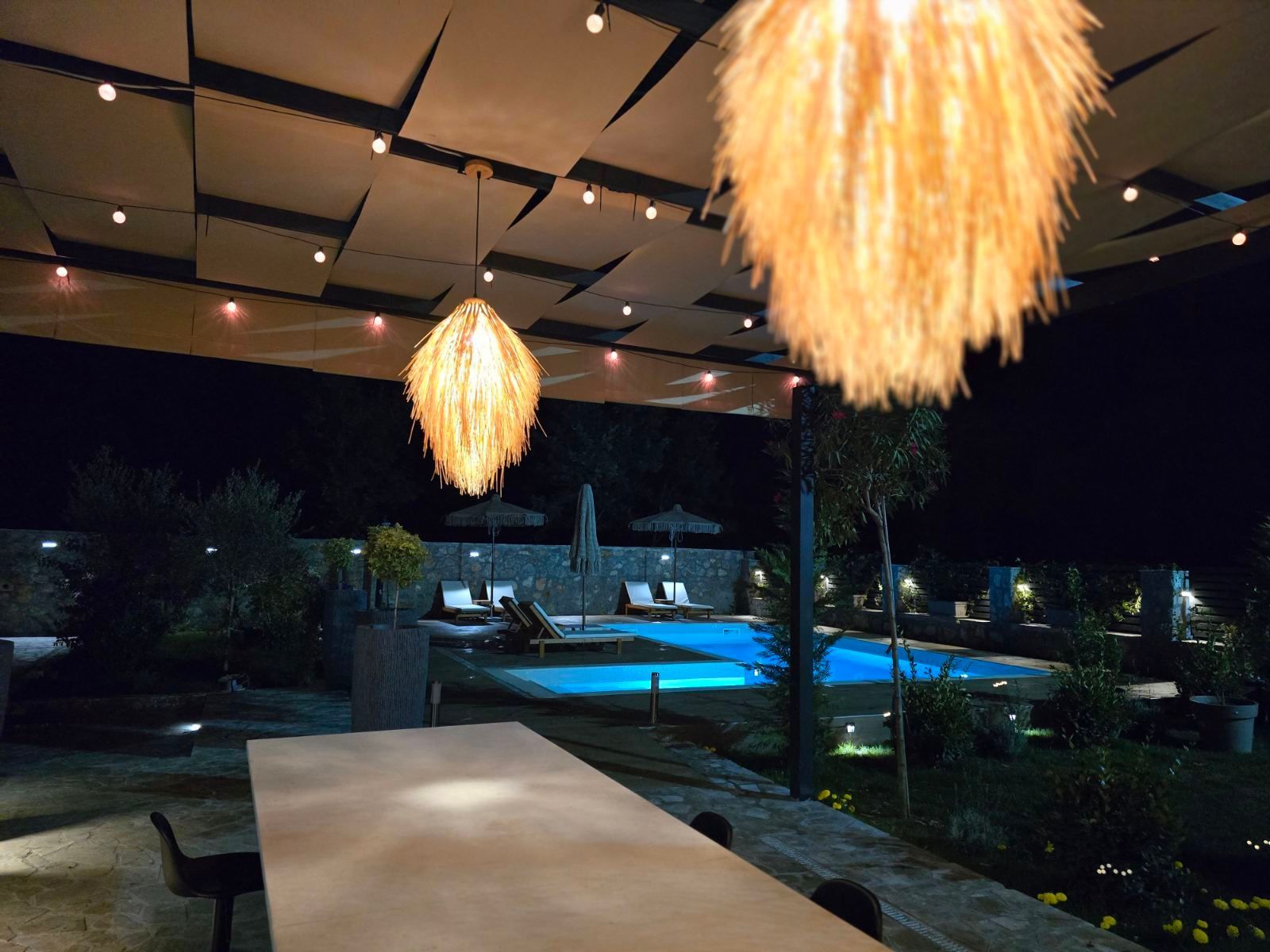 amforaproperty.com/Izdavanje,Kotor,Zagora-Ekskluzivna Vila sa Bazenom, Krovnom Terasom, Đakuzijem i Letnjom Kuhinjom (NA PERIOD OD 01.10-01.06.2025)