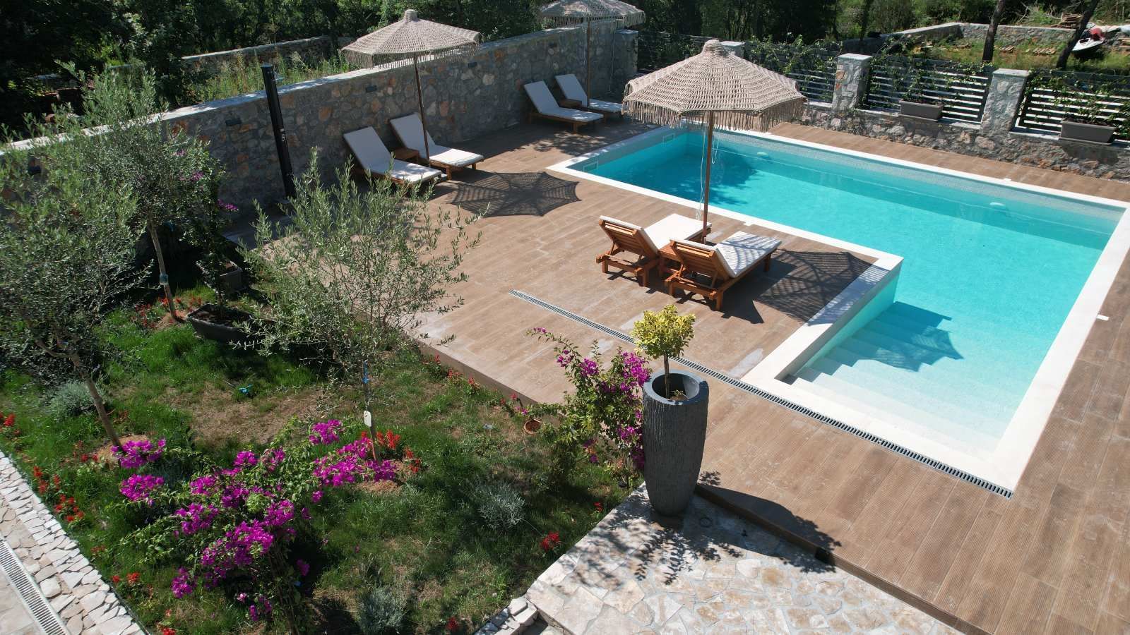 amforaproperty.com/Izdavanje,Kotor,Zagora-Ekskluzivna Vila sa Bazenom, Krovnom Terasom, Đakuzijem i Letnjom Kuhinjom (NA PERIOD OD 01.10-01.06.2025)