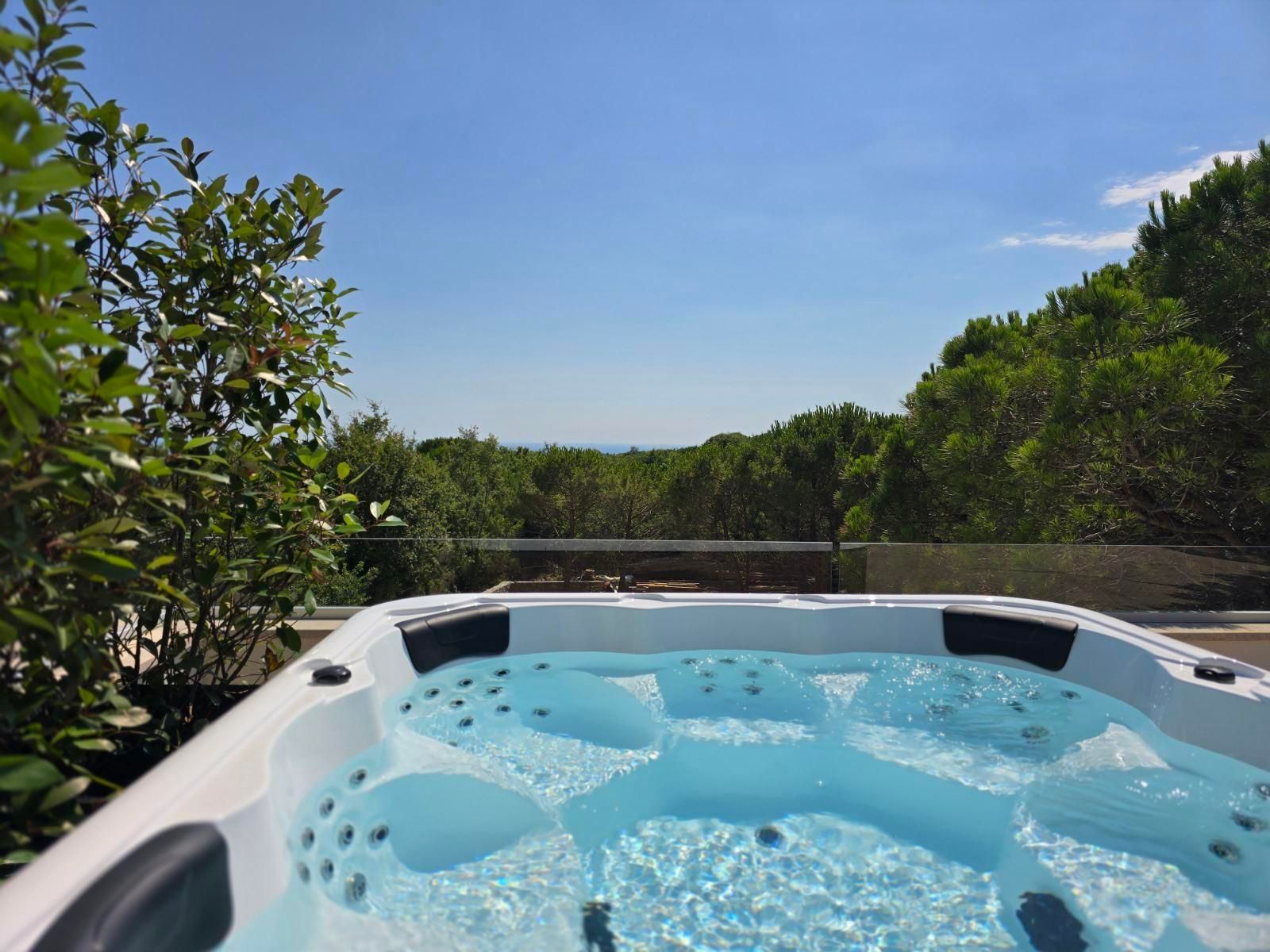 amforaproperty.com/Izdavanje,Kotor,Zagora-Ekskluzivna Vila sa Bazenom, Krovnom Terasom, Đakuzijem i Letnjom Kuhinjom (NA PERIOD OD 01.10-01.06.2025)