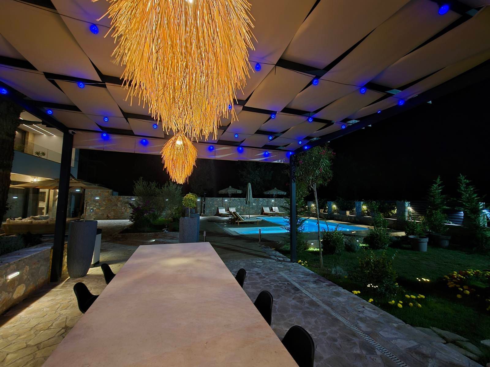 amforaproperty.com/Izdavanje,Kotor,Zagora-Ekskluzivna Vila sa Bazenom, Krovnom Terasom, Đakuzijem i Letnjom Kuhinjom (NA PERIOD OD 01.10-01.06.2025)