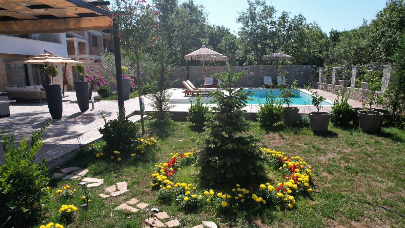 amforaproperty.com/Izdavanje,Kotor,Zagora-Ekskluzivna Vila sa Bazenom, Krovnom Terasom, Đakuzijem i Letnjom Kuhinjom (NA PERIOD OD 01.10-01.06.2025)