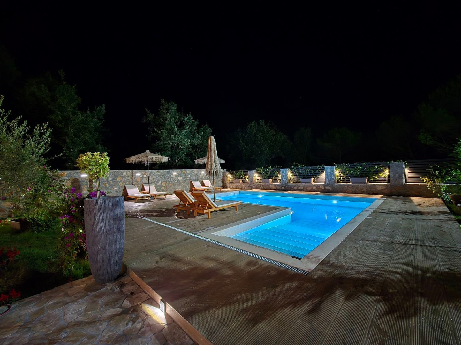 amforaproperty.com/Izdavanje,Kotor,Zagora-Ekskluzivna Vila sa Bazenom, Krovnom Terasom, Đakuzijem i Letnjom Kuhinjom (NA PERIOD OD 01.10-01.06.2025)