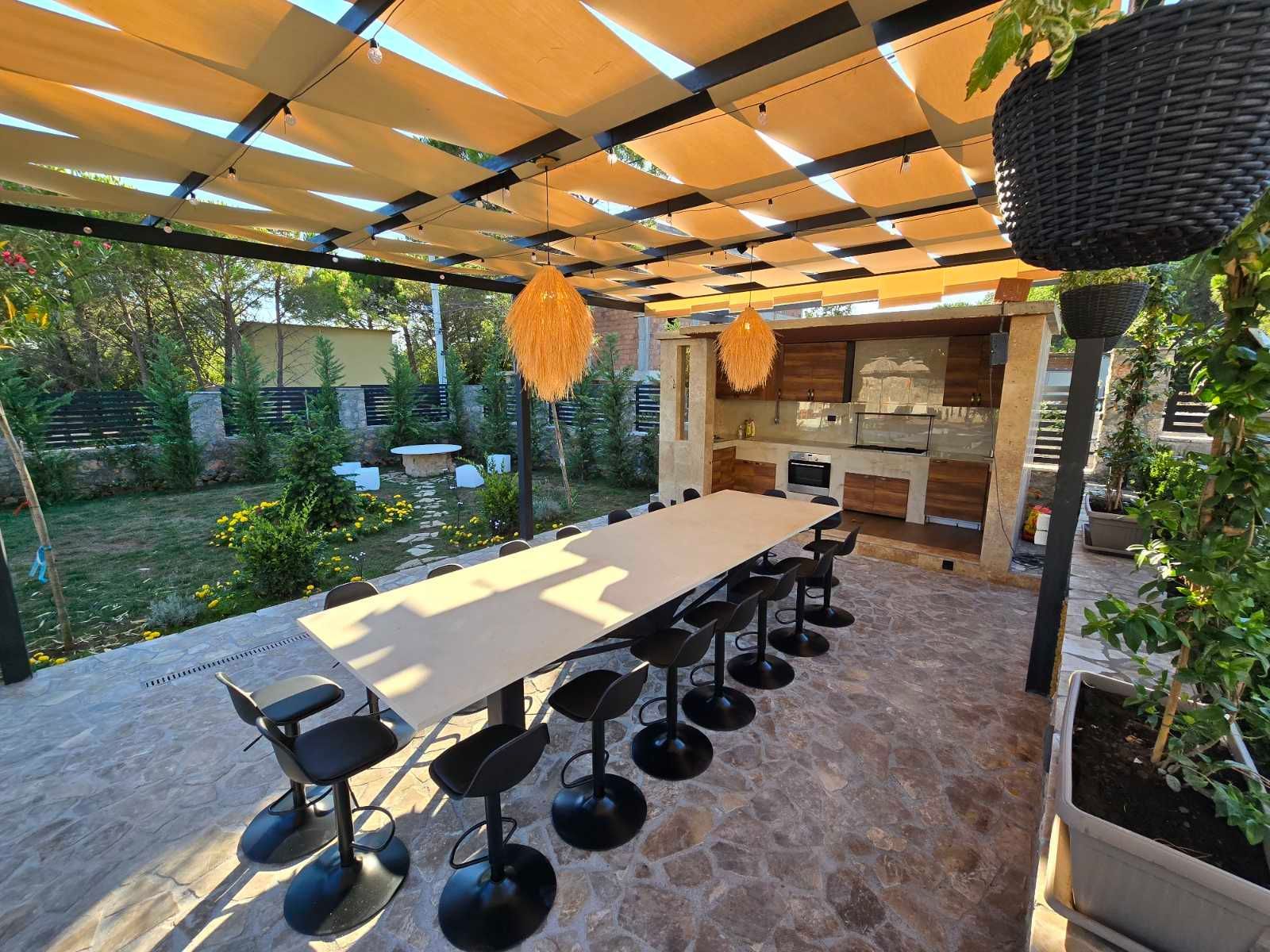 amforaproperty.com/Izdavanje,Kotor,Zagora-Ekskluzivna Vila sa Bazenom, Krovnom Terasom, Đakuzijem i Letnjom Kuhinjom (NA PERIOD OD 01.10-01.06.2025)