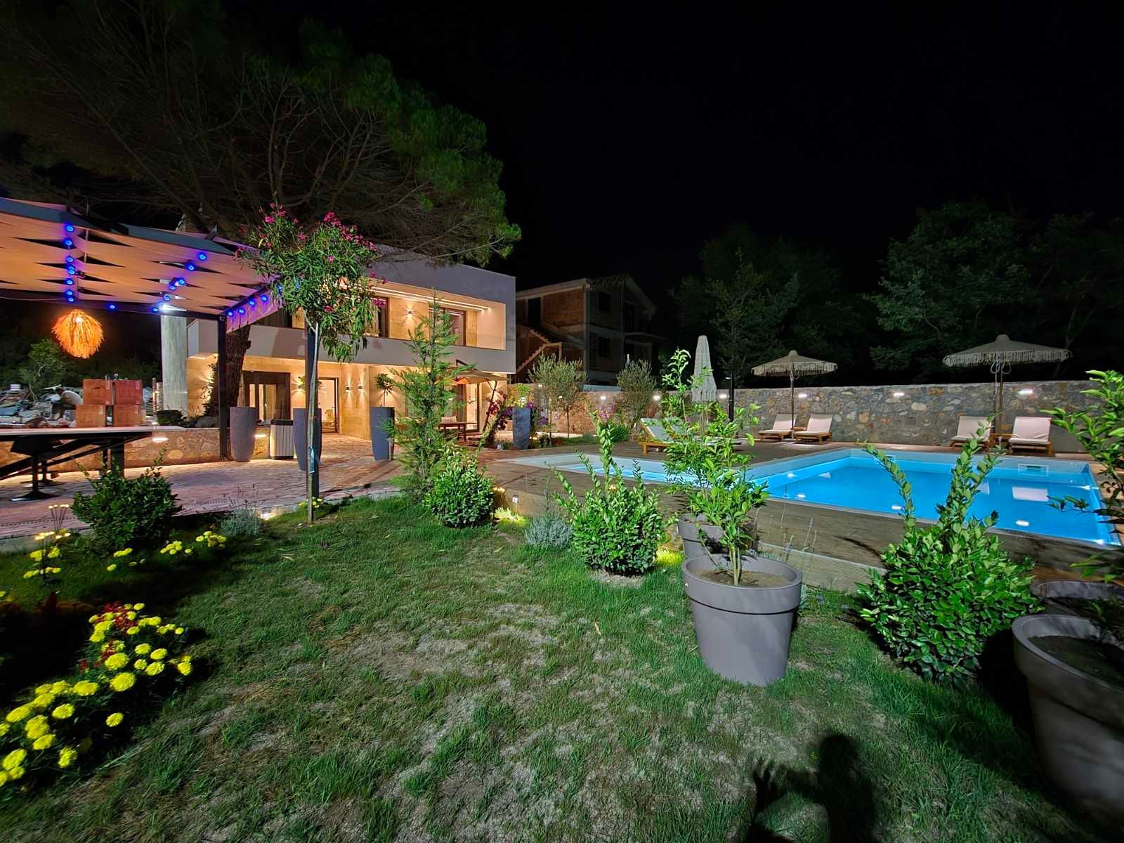 amforaproperty.com/Izdavanje,Kotor,Zagora-Ekskluzivna Vila sa Bazenom, Krovnom Terasom, Đakuzijem i Letnjom Kuhinjom (NA PERIOD OD 01.10-01.06.2025)