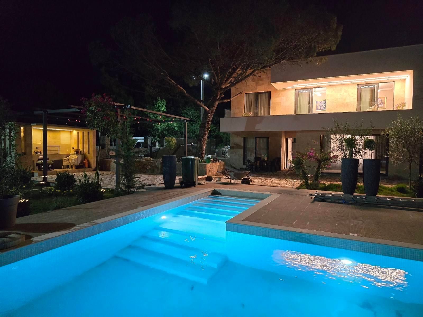amforaproperty.com/Izdavanje,Kotor,Zagora-Ekskluzivna Vila sa Bazenom, Krovnom Terasom, Đakuzijem i Letnjom Kuhinjom (NA PERIOD OD 01.10-01.06.2025)