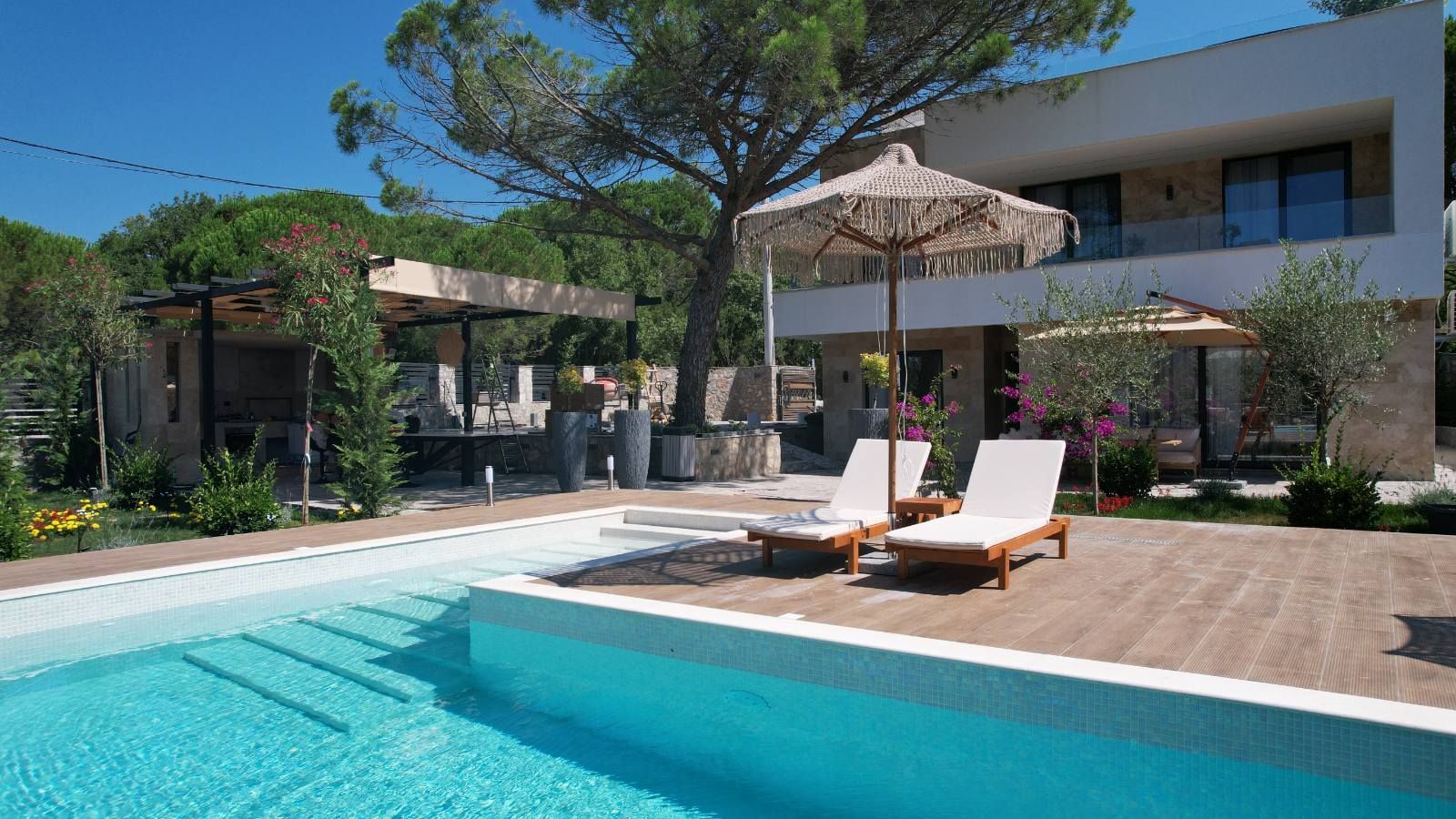 amforaproperty.com/Izdavanje,Kotor,Zagora-Ekskluzivna Vila sa Bazenom, Krovnom Terasom, Đakuzijem i Letnjom Kuhinjom (NA PERIOD OD 01.10-01.06.2025)