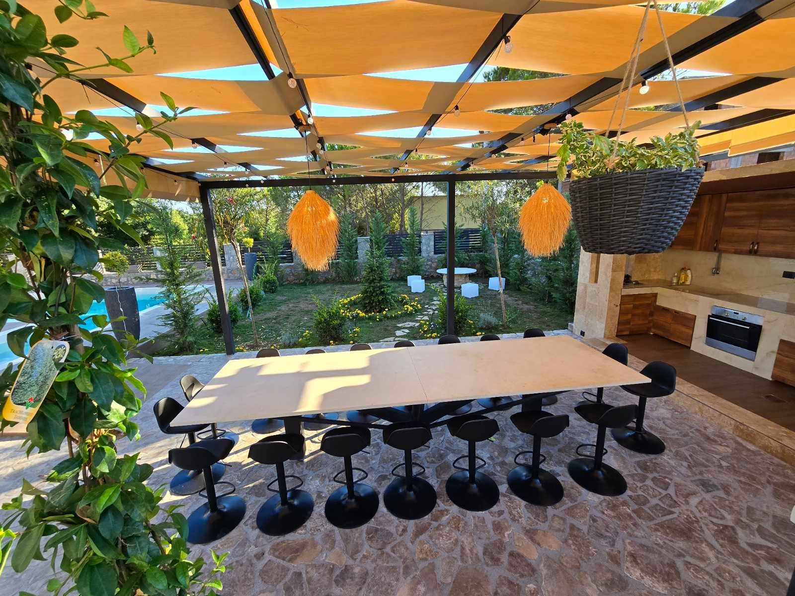 amforaproperty.com/Izdavanje,Kotor,Zagora-Ekskluzivna Vila sa Bazenom, Krovnom Terasom, Đakuzijem i Letnjom Kuhinjom (NA PERIOD OD 01.10-01.06.2025)