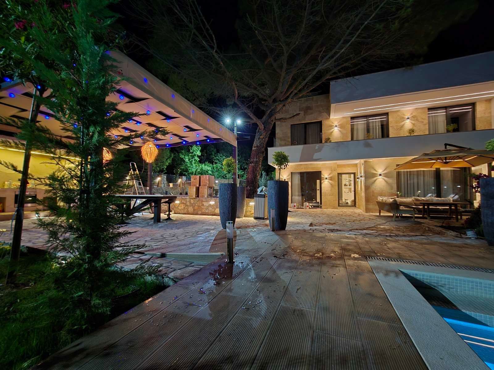 amforaproperty.com/Izdavanje,Kotor,Zagora-Ekskluzivna Vila sa Bazenom, Krovnom Terasom, Đakuzijem i Letnjom Kuhinjom (NA PERIOD OD 01.10-01.06.2025)