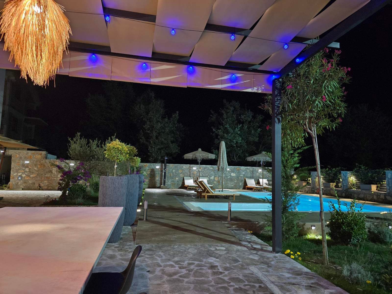 amforaproperty.com/Izdavanje,Kotor,Zagora-Ekskluzivna Vila sa Bazenom, Krovnom Terasom, Đakuzijem i Letnjom Kuhinjom (NA PERIOD OD 01.10-01.06.2025)