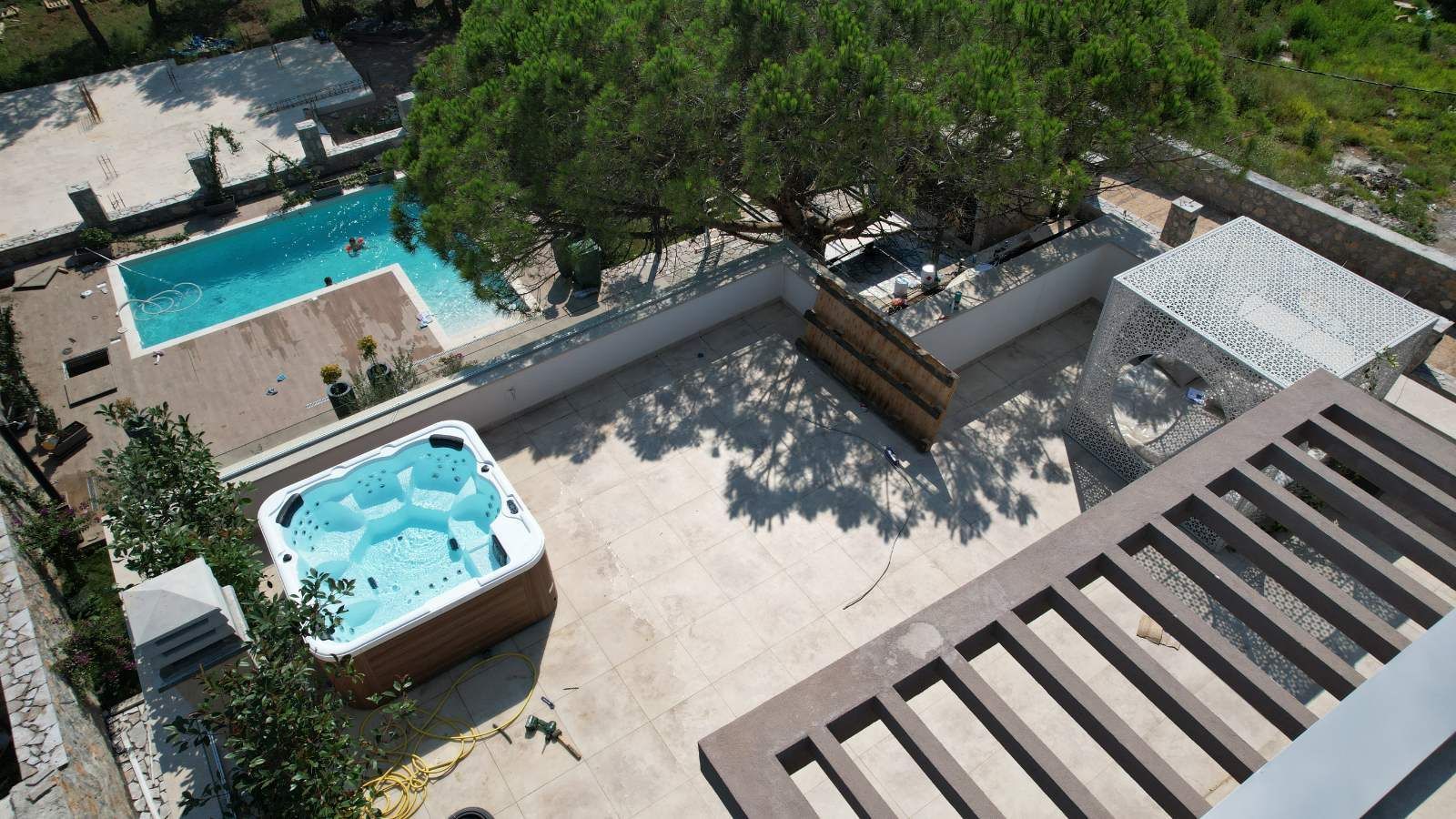 amforaproperty.com/Izdavanje,Kotor,Zagora-Ekskluzivna Vila sa Bazenom, Krovnom Terasom, Đakuzijem i Letnjom Kuhinjom (NA PERIOD OD 01.10-01.06.2025)