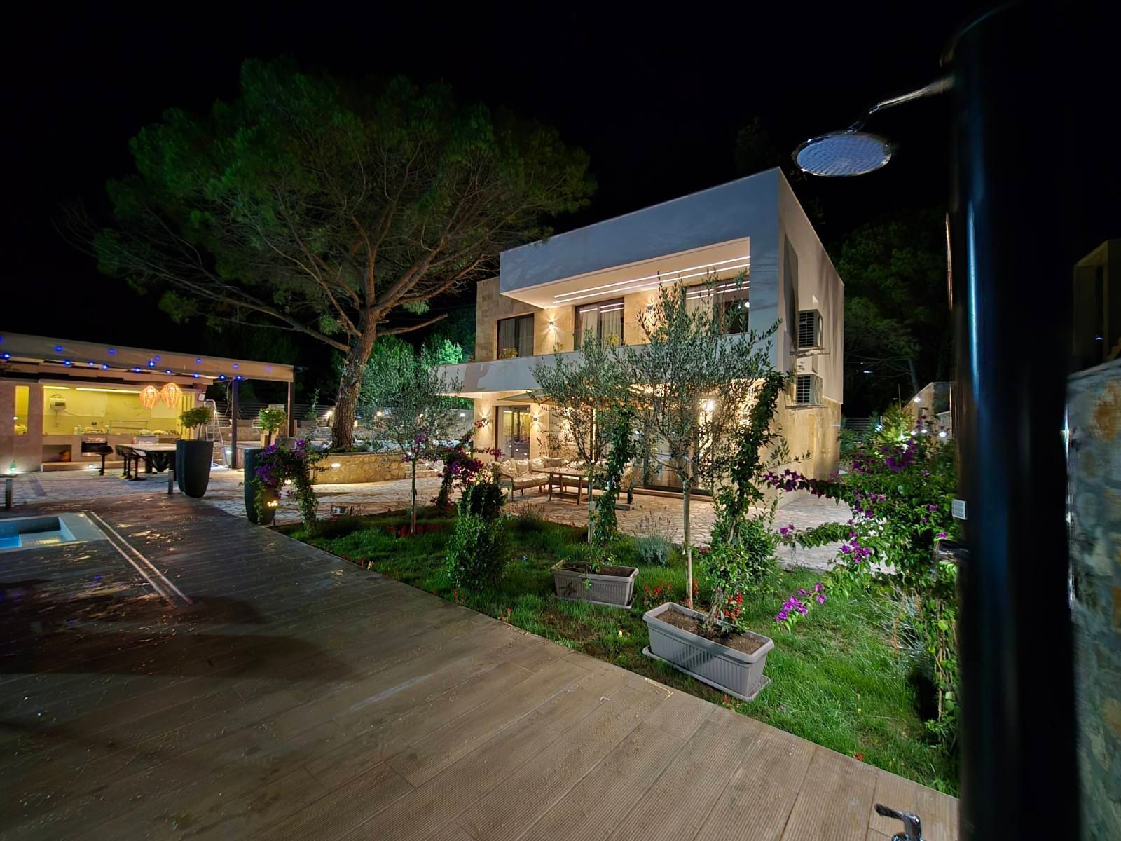amforaproperty.com/Izdavanje,Kotor,Zagora-Ekskluzivna Vila sa Bazenom, Krovnom Terasom, Đakuzijem i Letnjom Kuhinjom (NA PERIOD OD 01.10-01.06.2025)