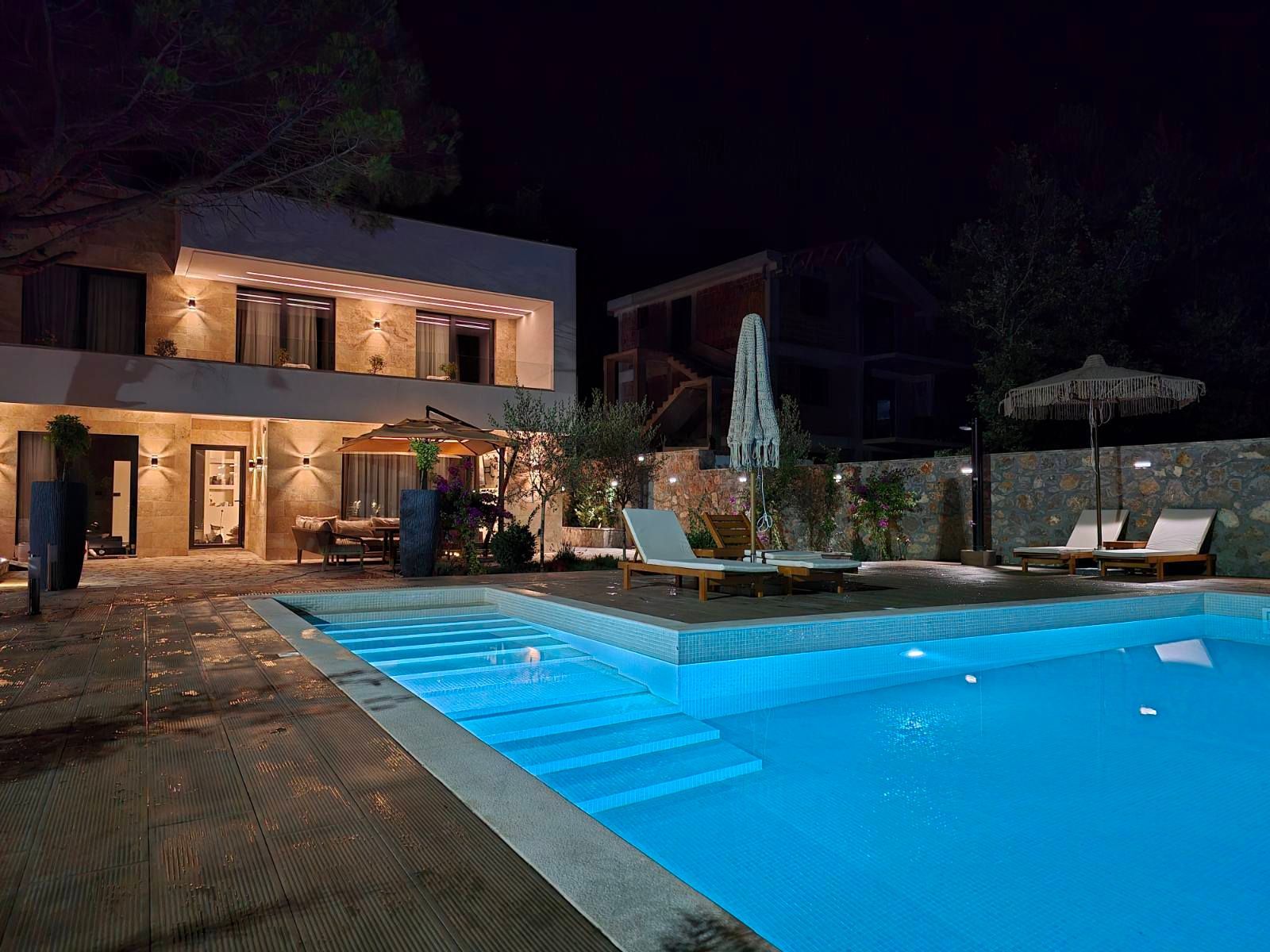 amforaproperty.com/Izdavanje,Kotor,Zagora-Ekskluzivna Vila sa Bazenom, Krovnom Terasom, Đakuzijem i Letnjom Kuhinjom (NA PERIOD OD 01.10-01.06.2025)