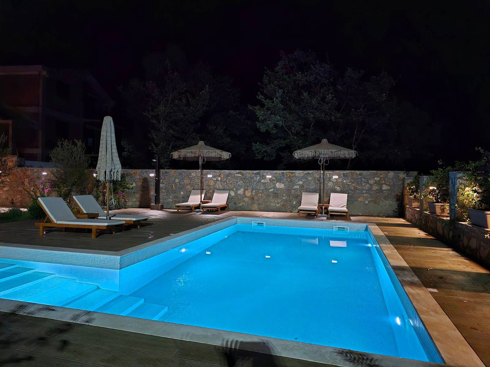 amforaproperty.com/Izdavanje,Kotor,Zagora-Ekskluzivna Vila sa Bazenom, Krovnom Terasom, Đakuzijem i Letnjom Kuhinjom (NA PERIOD OD 01.10-01.06.2025)