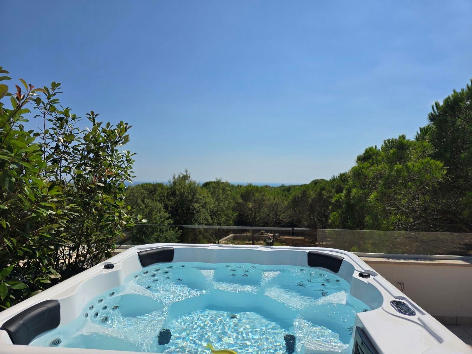 amforaproperty.com/Izdavanje,Kotor,Zagora-Ekskluzivna Vila sa Bazenom, Krovnom Terasom, Đakuzijem i Letnjom Kuhinjom (NA PERIOD OD 01.10-01.06.2025)