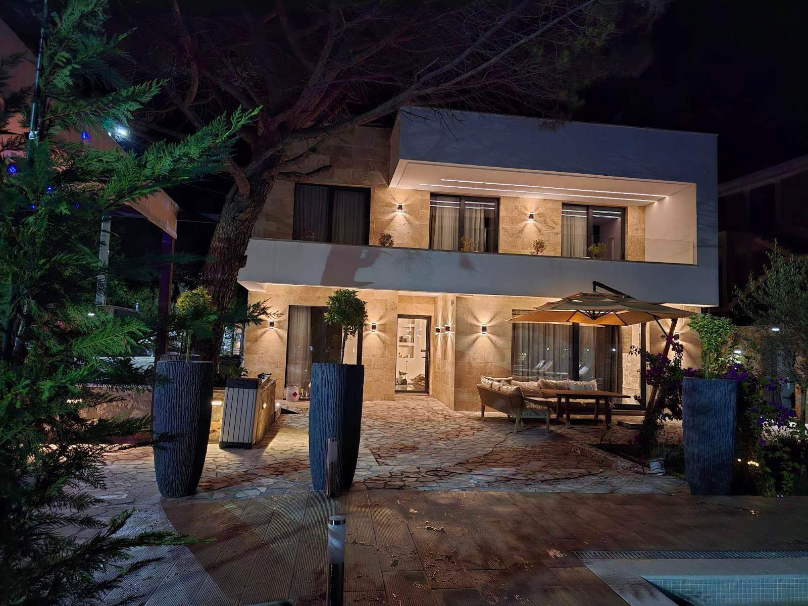 amforaproperty.com/Izdavanje,Kotor,Zagora-Ekskluzivna Vila sa Bazenom, Krovnom Terasom, Đakuzijem i Letnjom Kuhinjom (NA PERIOD OD 01.10-01.06.2025)